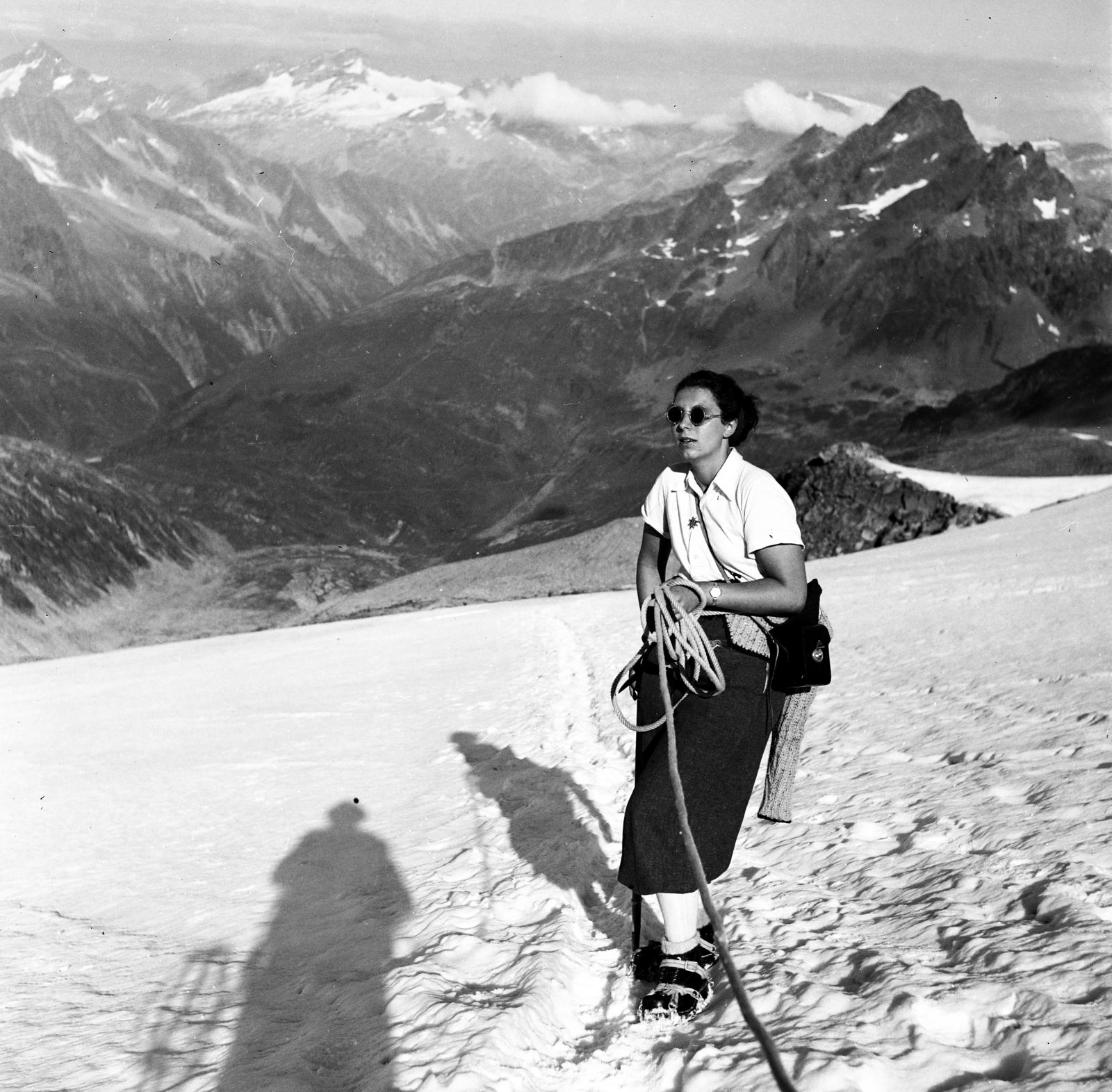 1936, Akácos Sándor, shadow selfie, hilltop, Fortepan #293560