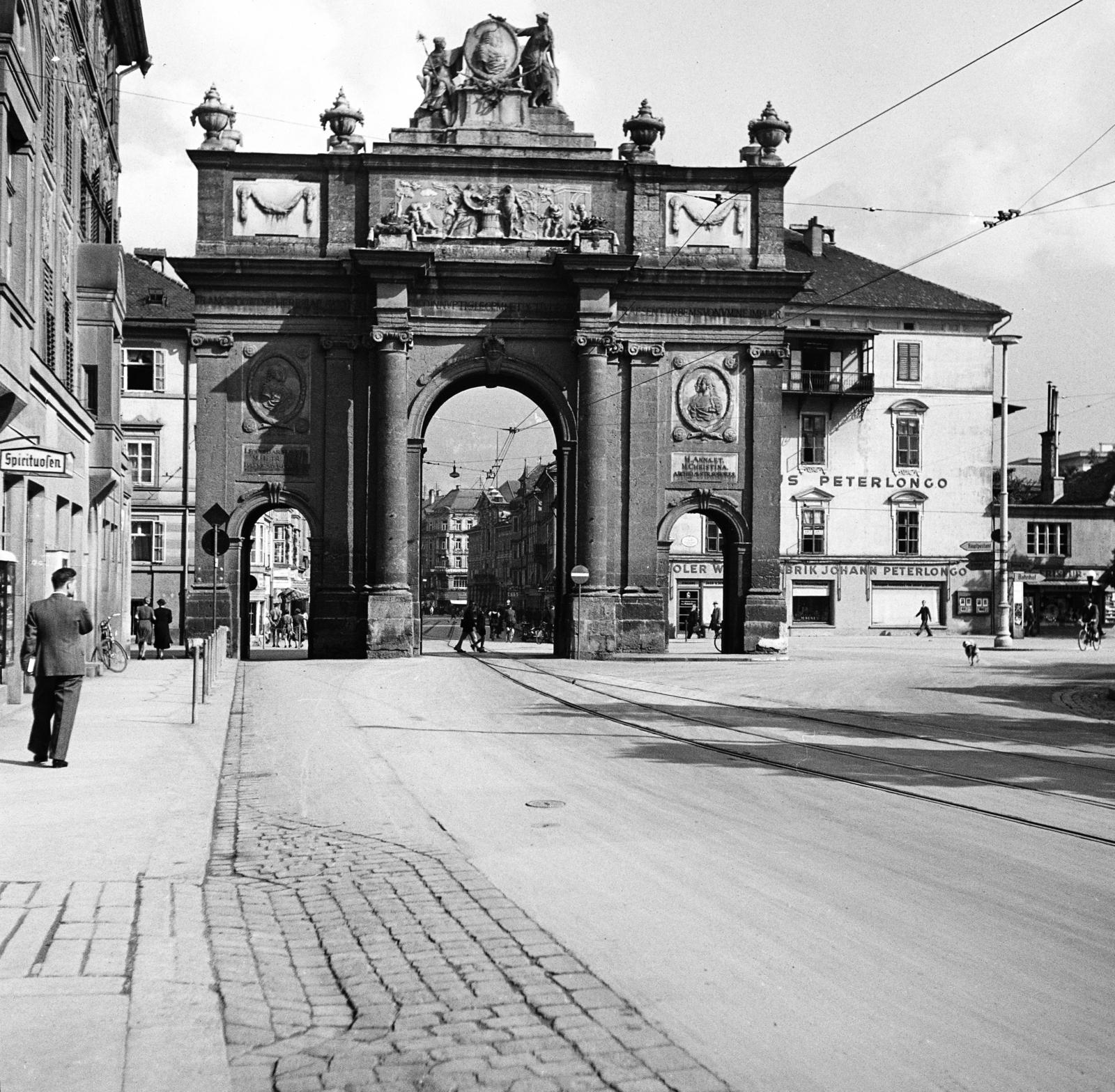 Ausztria, Innsbruck, Leopoldstraße, szemben a Triumphpforte / Diadalív, mögötte balra a Maximilanstraße, szemben a Maria-Theresien-Straße, jobbra a Salurner Straße., 1936, Akácos Sándor, Fortepan #293564
