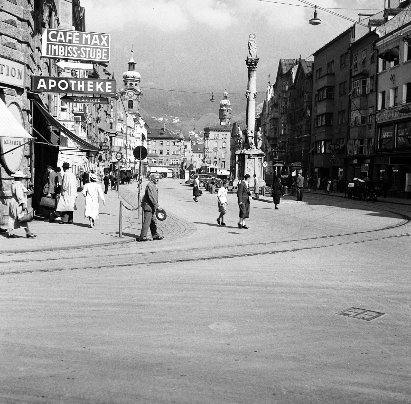 Austria, Innsbruck, Anichstraße - Maria-Theresien-Straße sarok, szemben az Annasaule (Szent Anna oszlop), mögötte a Stadtturm (Várostorony), balra a Spitalskirche zum Heiligen Geist (Ispotálytemplom a Szentlélekhez)., 1936, Akácos Sándor, Saint Anne-portrayal, Fortepan #293565