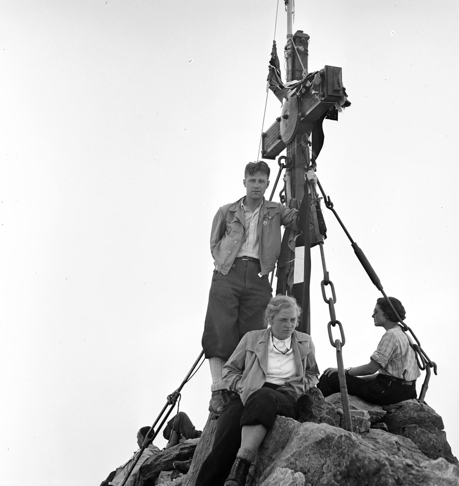 Austria, csúcskereszt (Großglockner Gipfelkreuz)., 1936, Akácos Sándor, cross, sitting on a rock, mountain top, Fortepan #293572
