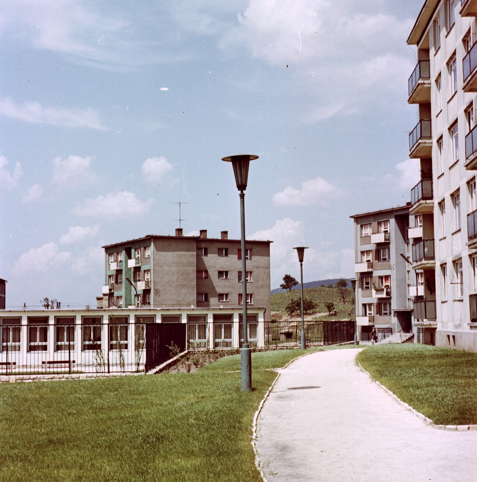 Magyarország, Tatabánya, Újvárosi lakótelep, Kós Károly utcai házak a Kőrösi Csoma Sándor tér felől nézve., 1967, Építésügyi Dokumentációs és Információs Központ, VÁTI, színes, Fortepan #29358