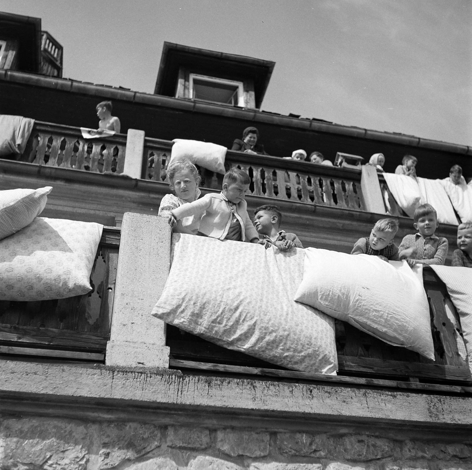 1936, Akácos Sándor, erkély, ágynemű, alulnézet, Fortepan #293592