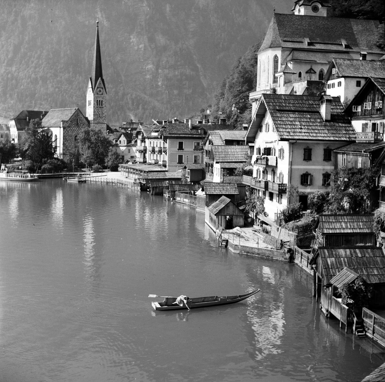 Austria, Hallstatt, a felvétel a Hallstätter See partján a kilátópontnál készült. Szemben az evangélikus templom, jobbra fent a Mária Mennybemenetele templom (Pfarrkirche Maria Himmelfahrt) látható., 1936, Akácos Sándor, church clock, hotel, lake, Fortepan #293597