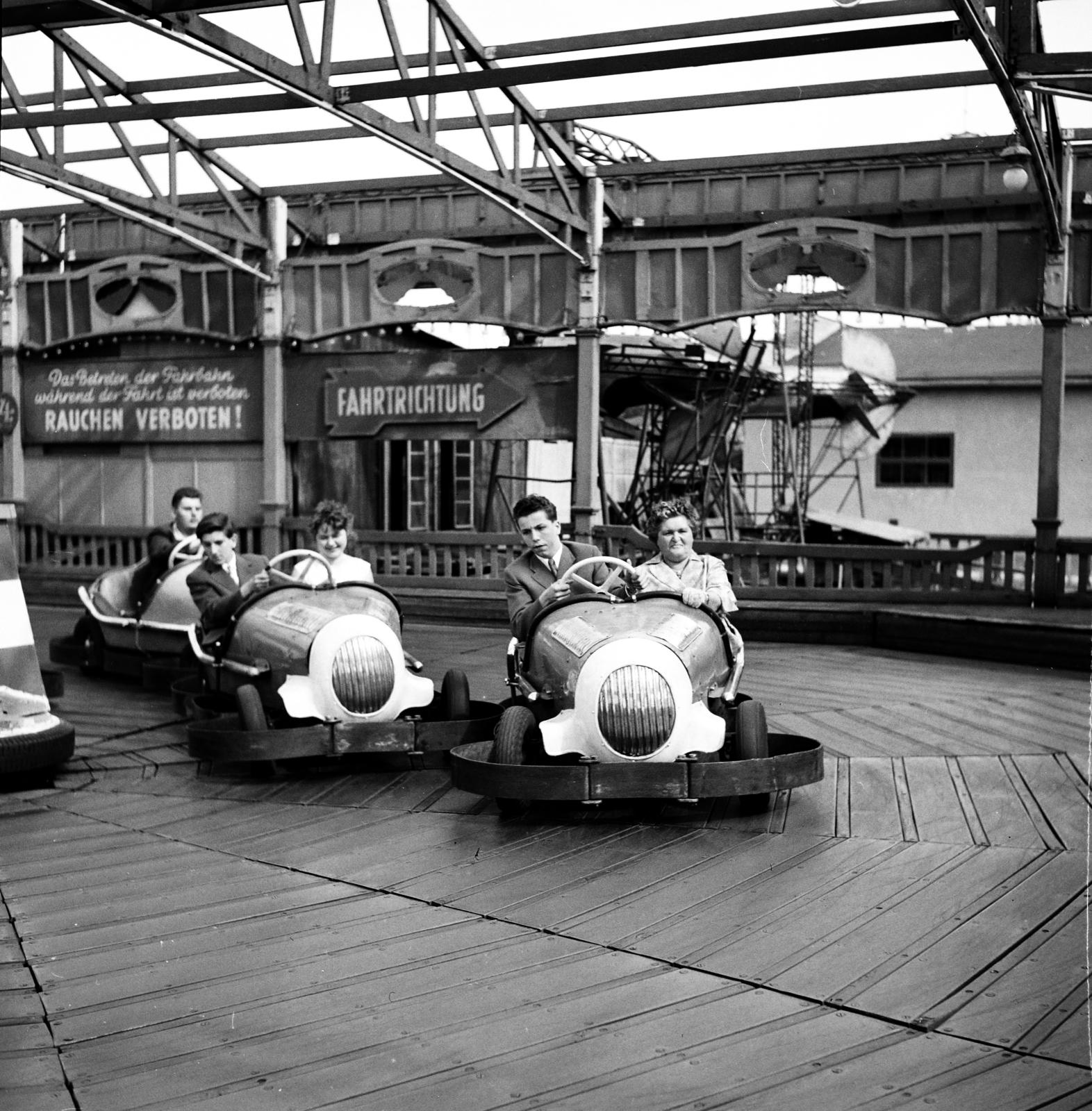1950, Akácos Sándor, Best of, photo aspect ratio: square, german text, bumper cars, Fortepan #293621
