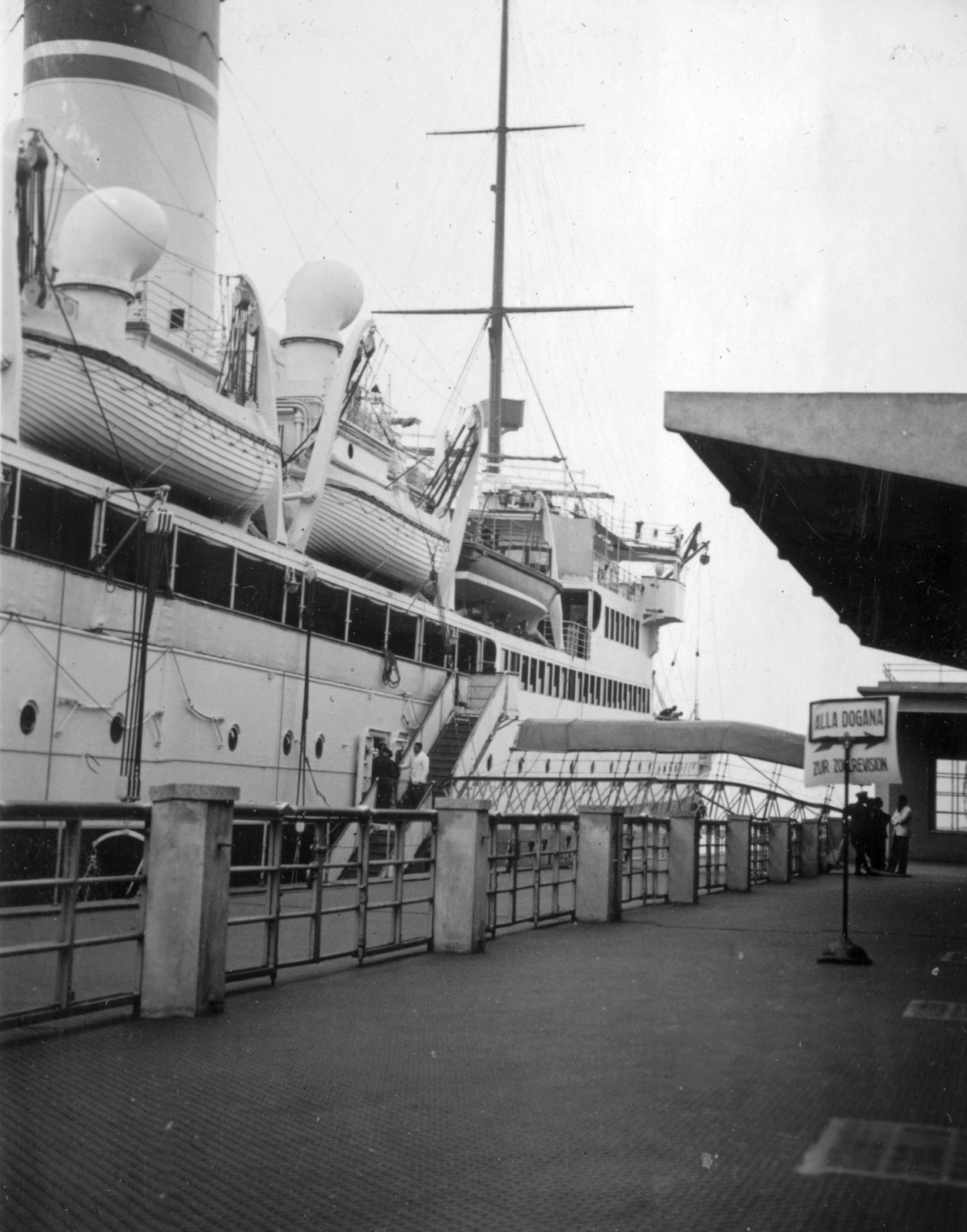 Italy, Genoa, kikötő, Augustus olasz óceánjáró hajó., 1935, Szávoszt-Vass Dániel, ship, lifeboat, cruise ship, ship steps, Augustus-ship, Fortepan #29365