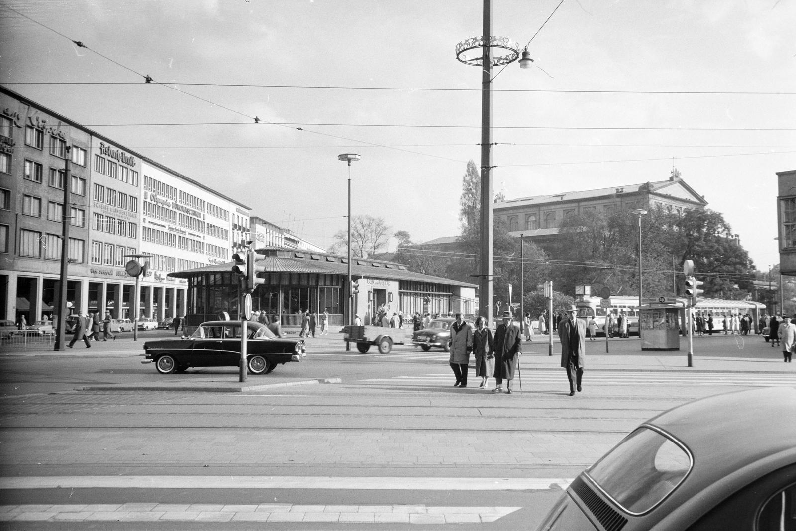 Germany, Hannover, a Kröpcke a Georgstraße felöl nézve. A kép közepén a Café am Kröpcke, a háttérben jobbra az Opernhaus Hannover., 1958, Fortepan/Album089, Fortepan #293664