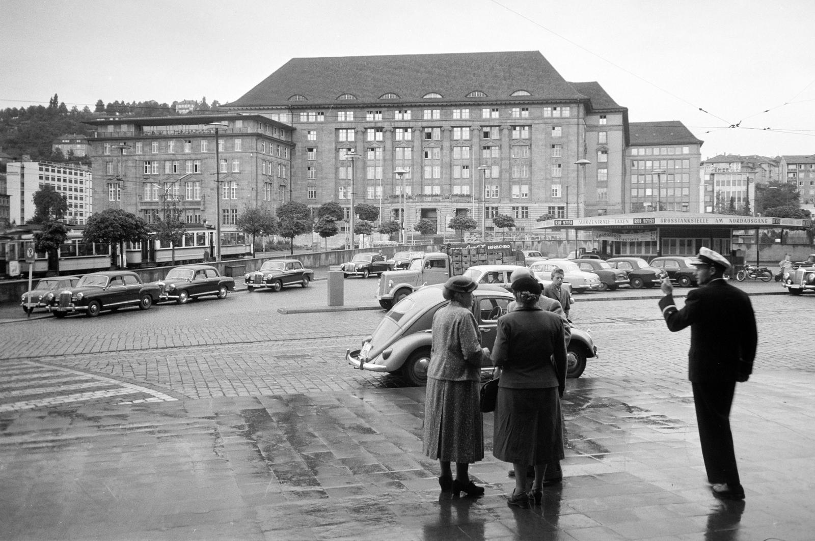 Germany, Stuttgart, Arnulf-Klett-Platz, a Főpályaudvar felől a Heilbronner Straße felé, szemben az egykori Reichsbahndirektion., 1958, Fortepan/Album089, Volkswagen Beetle, Volkswagen-brand, Mercedes-brand, Mercedes W120, cobblestones, tram, Fortepan #293673