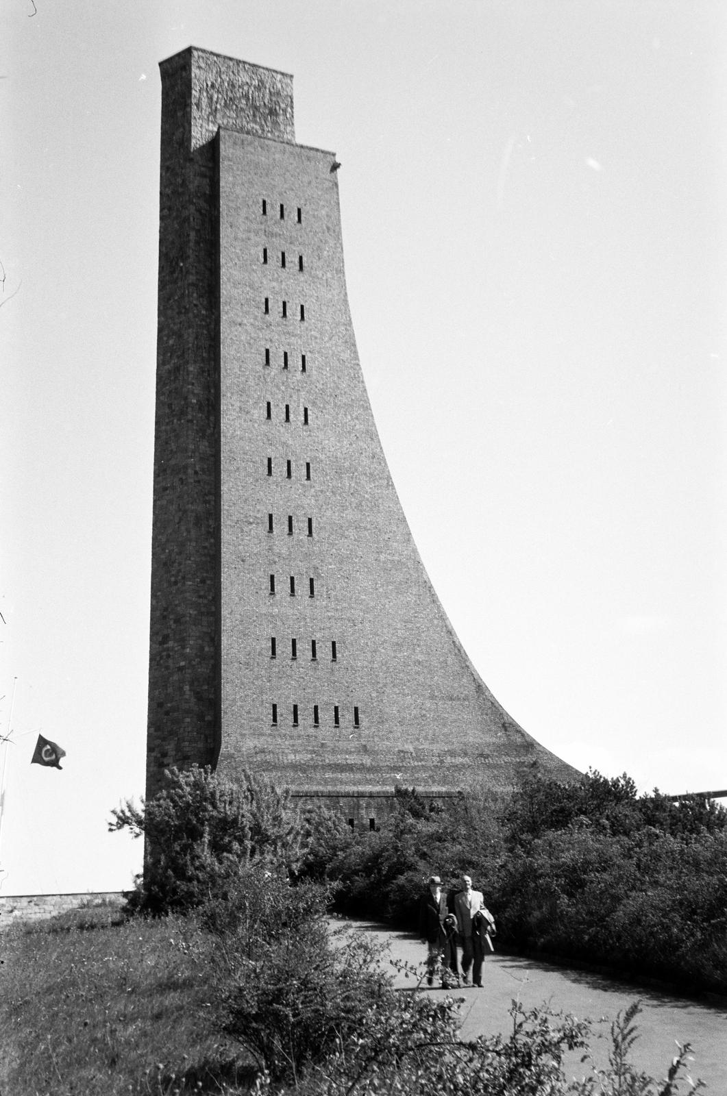 Németország, az 1936. május 30-án, a jütlandi csata huszadik évfordulójának évében, Adolf Hitler jelenlétében felavatott Laboe haditengerészeti emlékmű (Marine-Ehrenmal Laboe)., 1958, Fortepan/Album089, Fortepan #293683