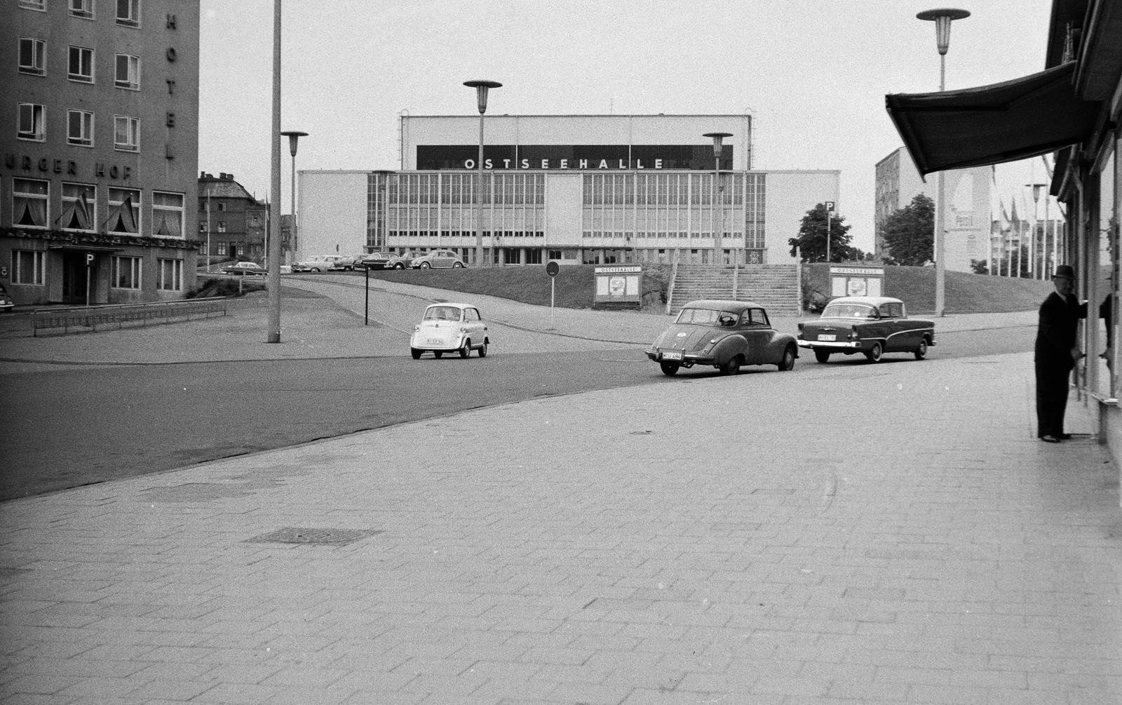 Germany, Kiel, az Ostseehalle a mai Europaplatz felől, balra a mára lebontott Hotel Flensburger Hof (Großen Kuhberg 9-13.)., 1958, Fortepan/Album089, Fortepan #293687