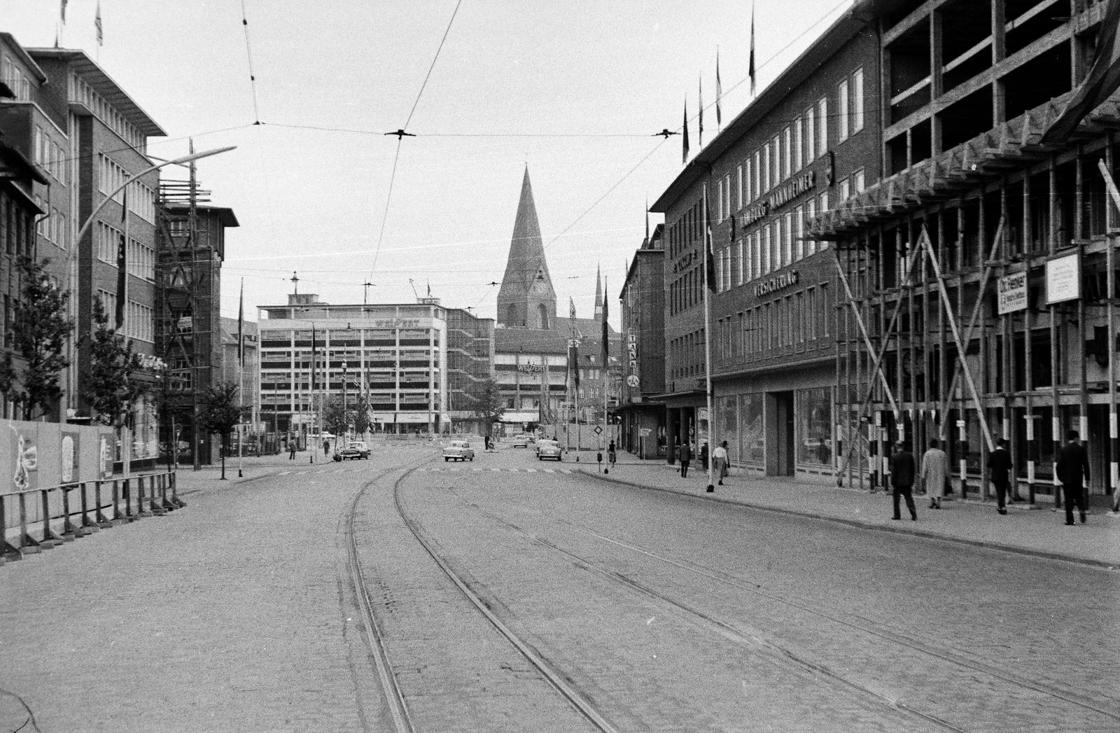 Németország, Kiel, Andreas-Gayk-Straße, háttérben a St. Nikolai templom tornya., 1958, Fortepan/Album089, Fortepan #293691