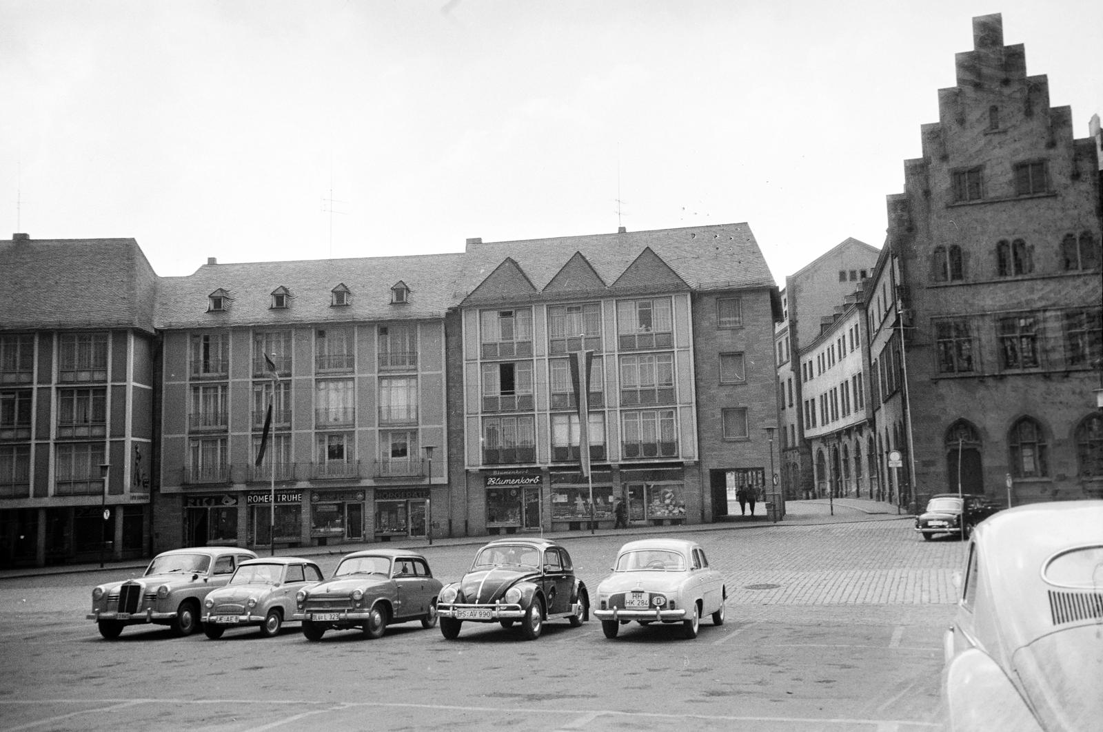 Németország, Frankfurt am Main, Römerberg, szemben középen a Haus Lichtenstein, ettől jobbra a Limpurgergasse torkolata, mellette a Römer (Rathaus)., 1958, Fortepan/Album089, Fortepan #293695