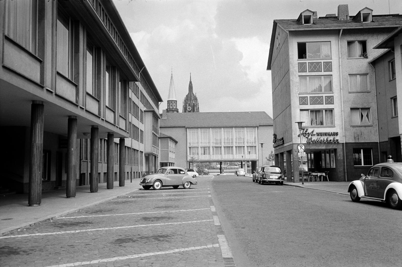 Germany, Frankfurt am Main, Alte Mainzer Gasse, háttérben balra az Alte Nikolaikirche tornya, jobbra a Kaiserdom St. Bartholomäus tornya látszik., 1958, Fortepan/Album089, police vehicle, Fortepan #293696