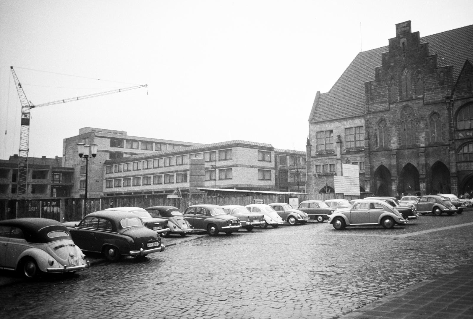 Germany, Hildesheim, Marktplatz, jpbbra a Rathaus., 1958, Fortepan/Album089, Fortepan #293716
