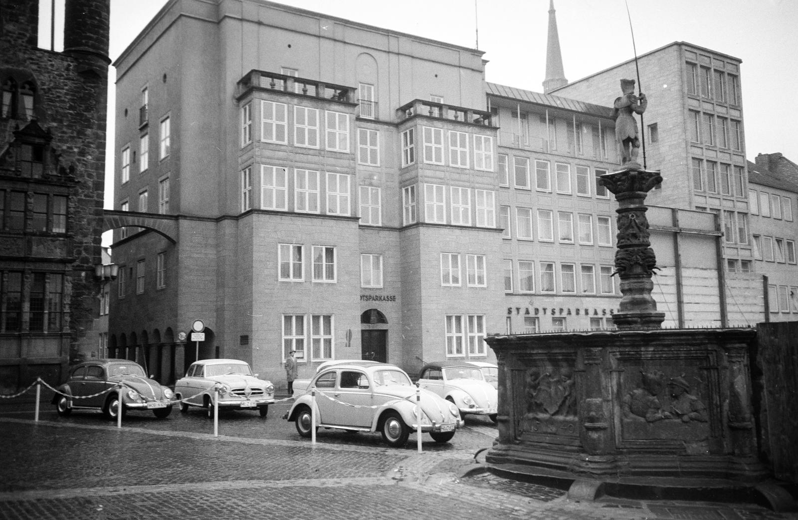 Németország, Hildesheim, Marktplatz, előtérben jobbra a Rolandbrunnen, emögött a Stadtsparkasse épülete., 1958, Fortepan/Album089, Fortepan #293717