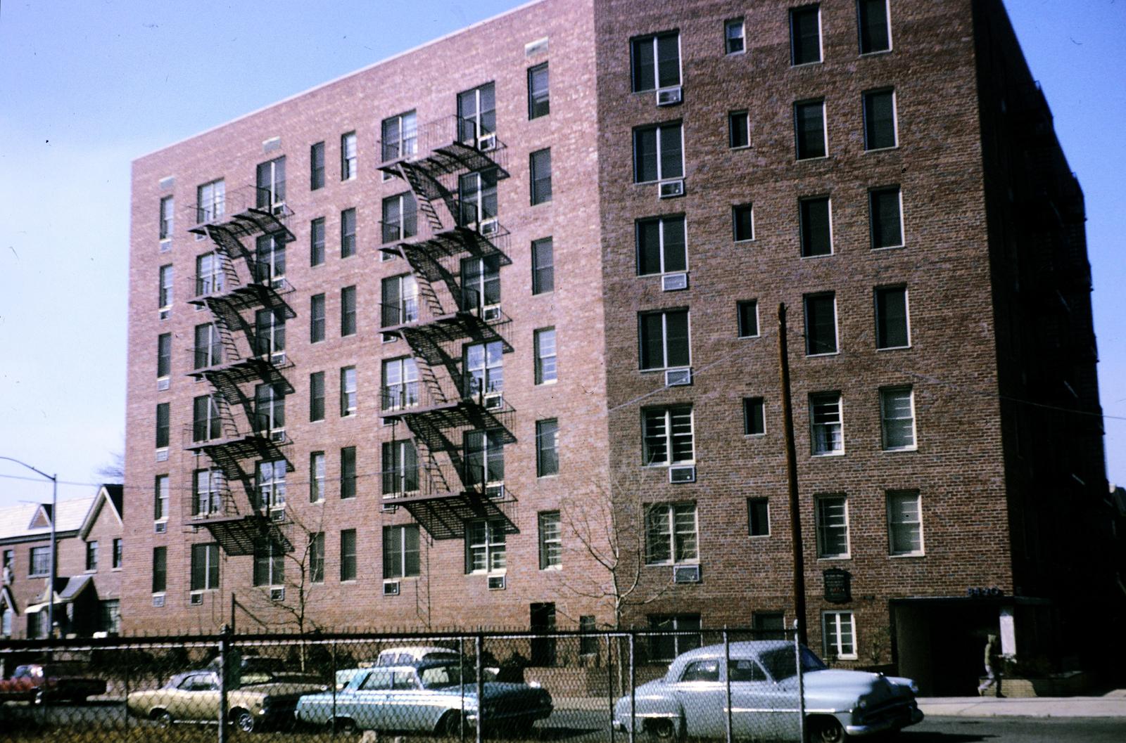 Amerikai Egyesült Államok, New York, Queens, Elmhurst (korábban Newtown) negyed, Reeder Street és az 51st Avenue sarkán 1961-ben épült társasház., 1968, Fortepan/Album089, Fortepan #293748