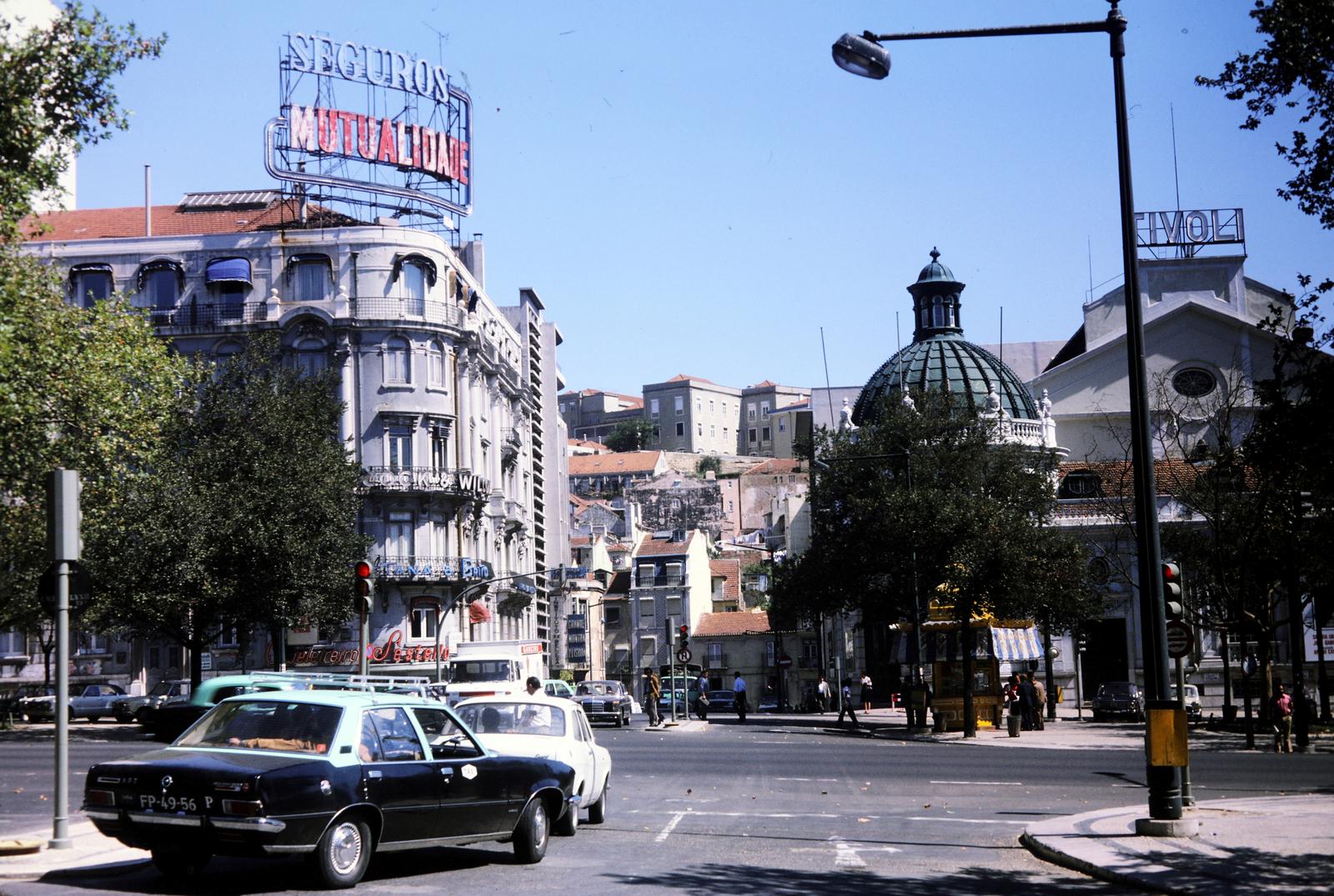 Portugal, Lisbon, Avenida da Liberdade, balra a Avenida da Liberdade 190., szemben a Rua Manuel Jesus Coelho, jobbra a Teatro Tivoli., 1970, Fortepan/Album089, colorful, taxicab, Opel-brand, Fortepan #293756