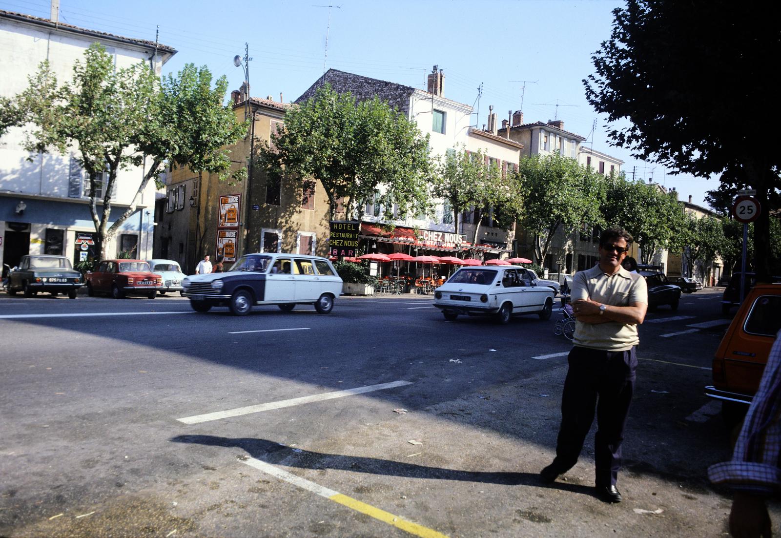 Franciaország, Saint-Maximin-la-Sainte-Baume, Boulevard Jean Jaurès, szemben a Rue Garibaldi torkolata., 1970, Fortepan/Album089, Fortepan #293759