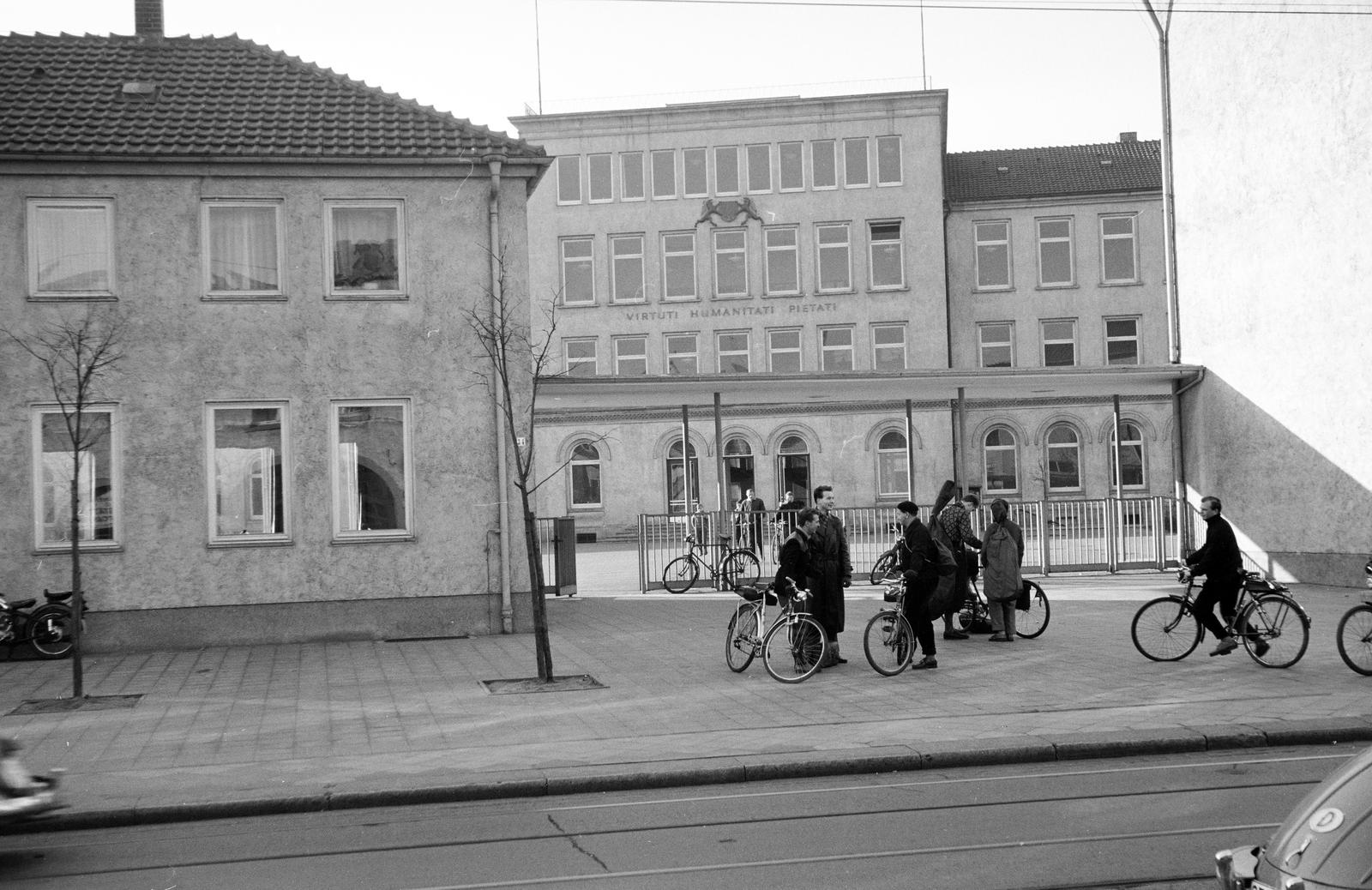 Németország, Braunschweig, Breite Straße 3-4., Martino-Katharineum Gimnázium., 1961, Fortepan/Album089, kerékpár, Fortepan #293772