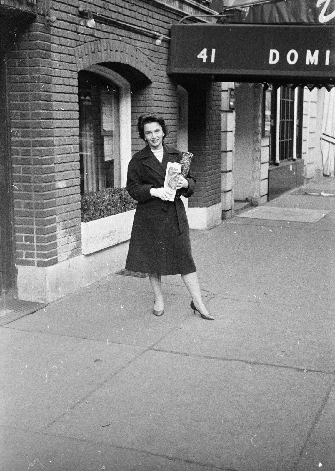 Amerikai Egyesült Államok, New York, West 56th Street a hölgy 41. számú ház előtt áll, ettől jobbra a George C. Smith Mansion a 39-es számú épület., 1961, Fortepan/Album089, Fortepan #293775