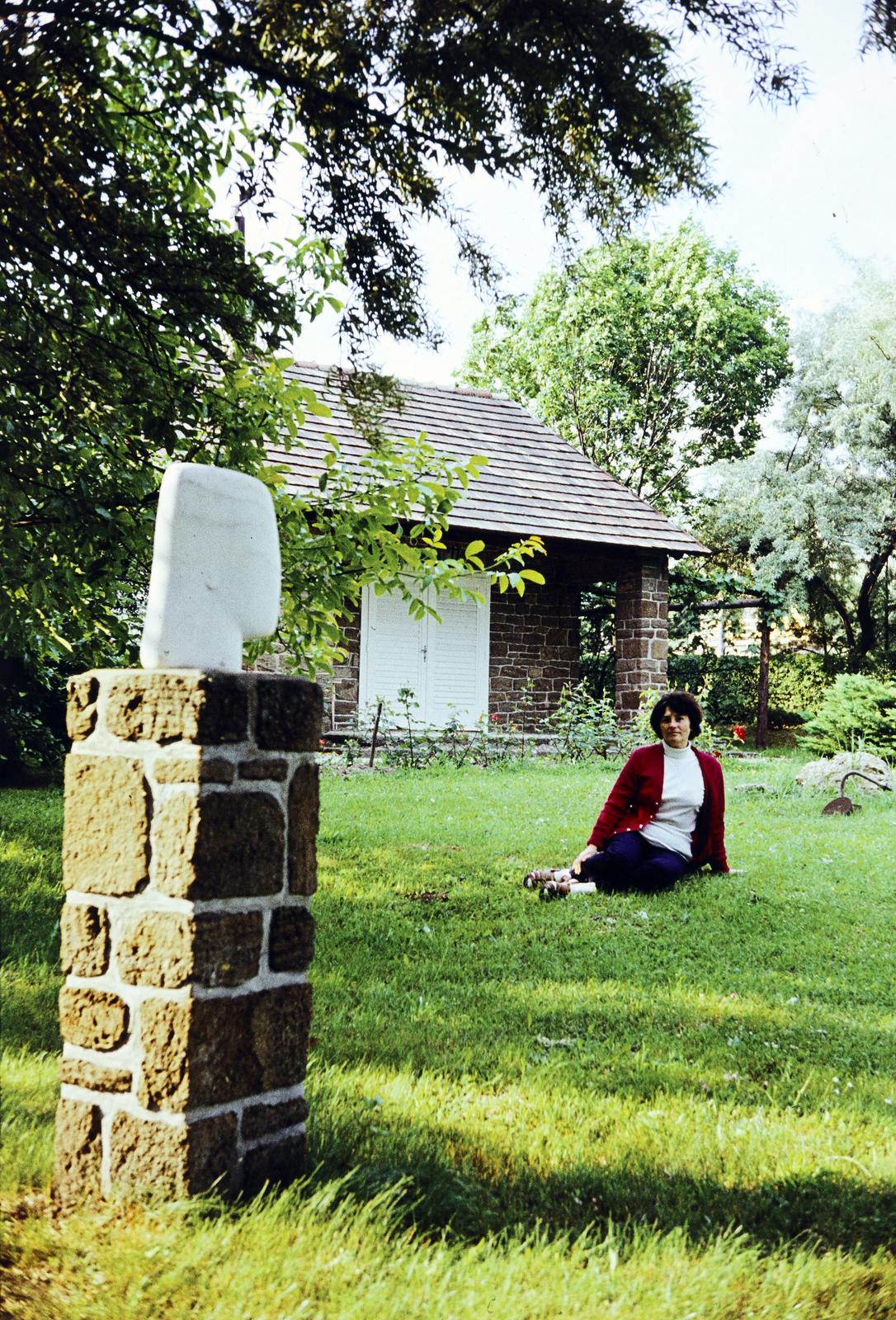 Hungary,Lake Balaton, Tihany, a felvétel Borsos Miklós szobrászművész házának kertjében készült., 1970, Fortepan/Album100, Fortepan #293791