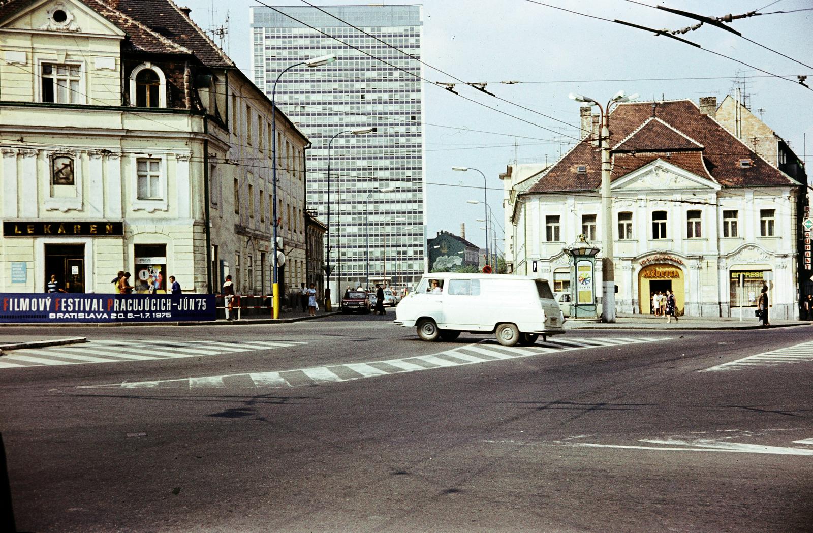 Szlovákia, Pozsony, Kollár tér (Kollárovo námestie), szemben középen a Radlinského ulica, jobbra a kép szélén a Mickiewiczova ulica (előzőleg Erzsébet utca / Alžbetina ulica)., 1974, Fortepan/Album100, Fortepan #293796