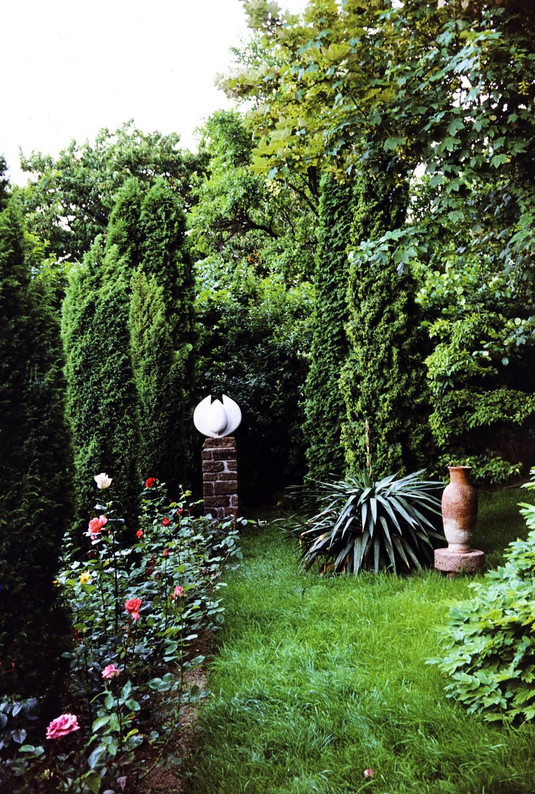 Hungary,Lake Balaton, Tihany, a felvétel Borsos Miklós szobrászművész kertjében készült. Szemben a szobrászművész Bimbó című alkotása., 1970, Fortepan/Album100, Fortepan #293801