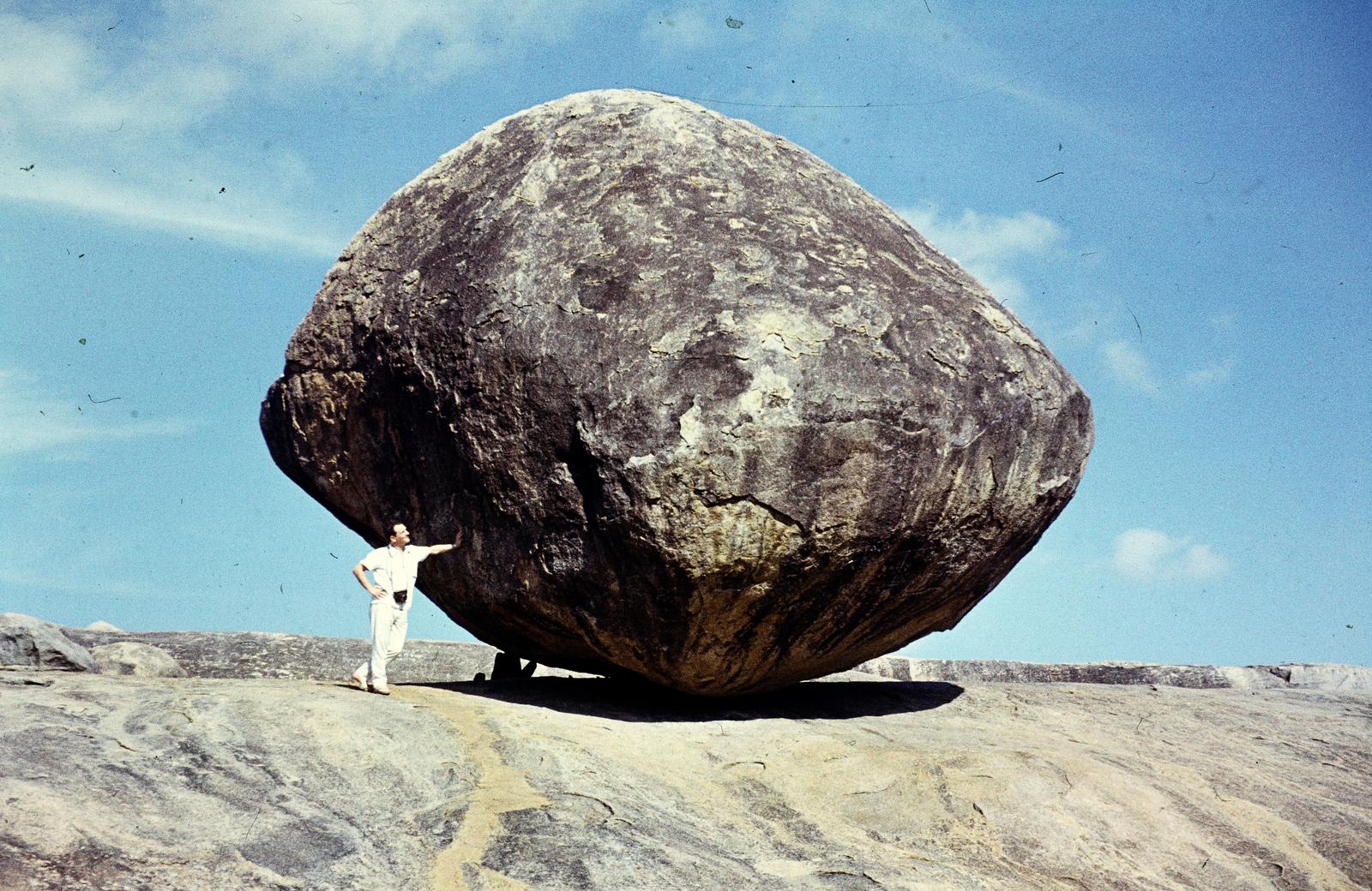 India, (másnéven Mahabalipuram), Krishna's Butterball / Vaan Irai Kal / Krishna's Gigantic Butterball. A gránit szikla a városban található műemlékegyüttes részeként az UNESCO Világörökség része., 1974, Bárány Frigyes, colorful, rock, Fortepan #293832