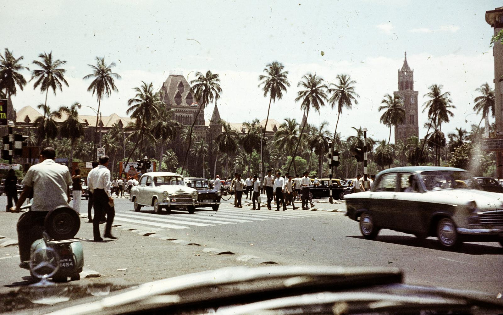 India, (Bombay), Maharshi Karve Road, szemben a Legfelsőbb Bíróság (High Court) épülete, jobbra az egyetem óratornya (Rajabai Clock Tower)., 1974, Bárány Frigyes, Fortepan #293836