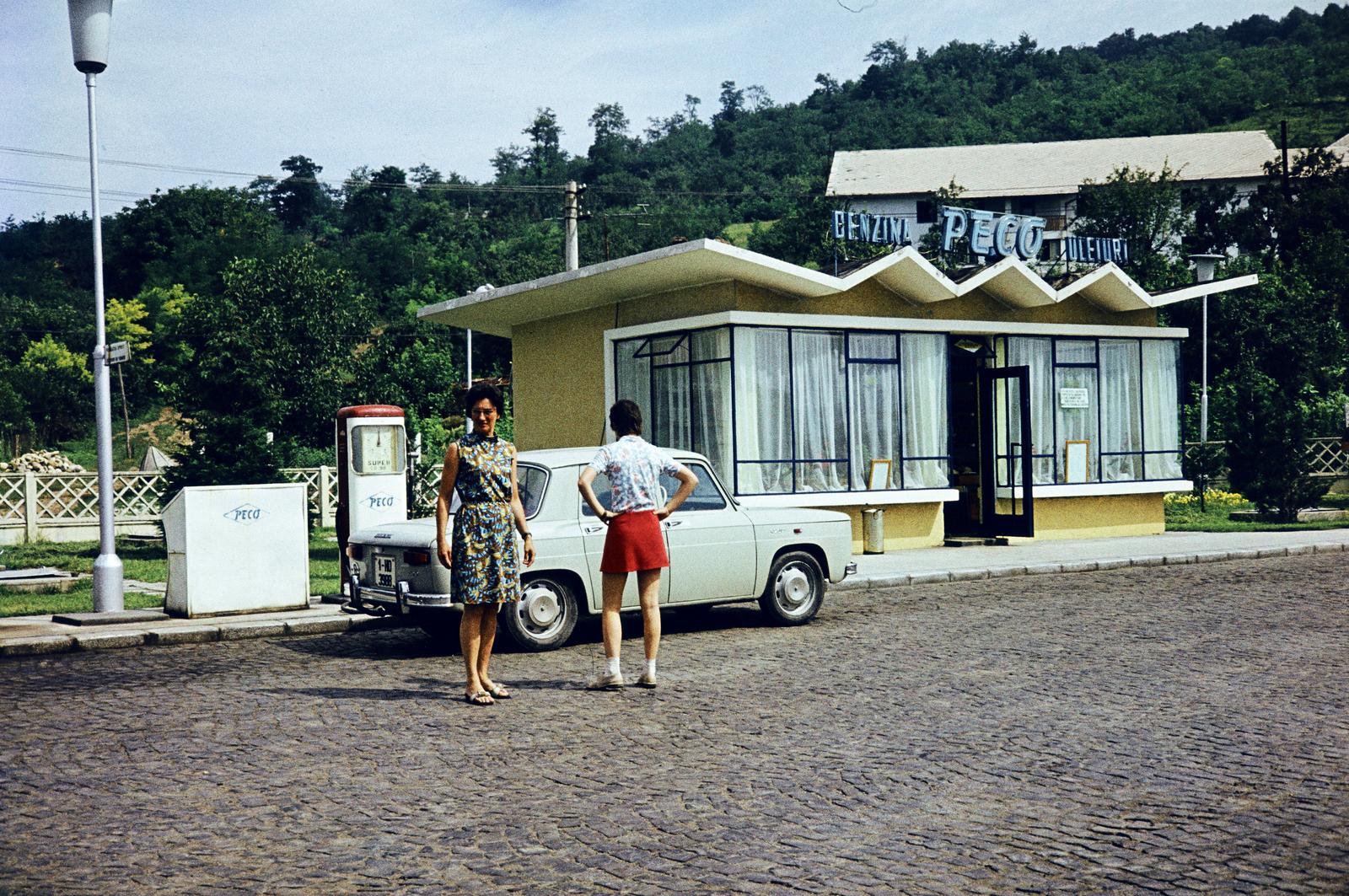 Romania,Transylvania, Hațeg, strada Mihai Eminescu, Peco benzinkút., 1973, Benedek Tamás, Best of, modern architecture, gas station, colorful, neon sign, Fortepan #293848