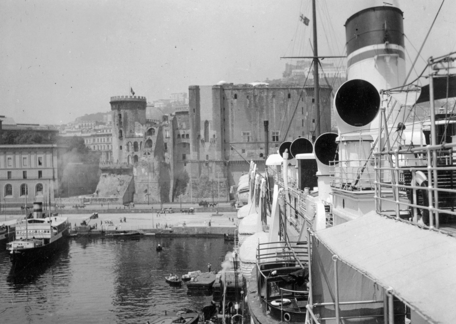 Italy, Naples, az Augustus olasz óceánjáró a kikötőben, háttérben az Új Vár (Castel Nuovo) vagy ismertebb nevén Anjou-erőd (Maschio Angioino)., 1935, Szávoszt-Vass Dániel, ship, flag, castle, cruise ship, Pierre de Chaulnes-design, Pierre d'Angincourt-design, Fortepan #29385