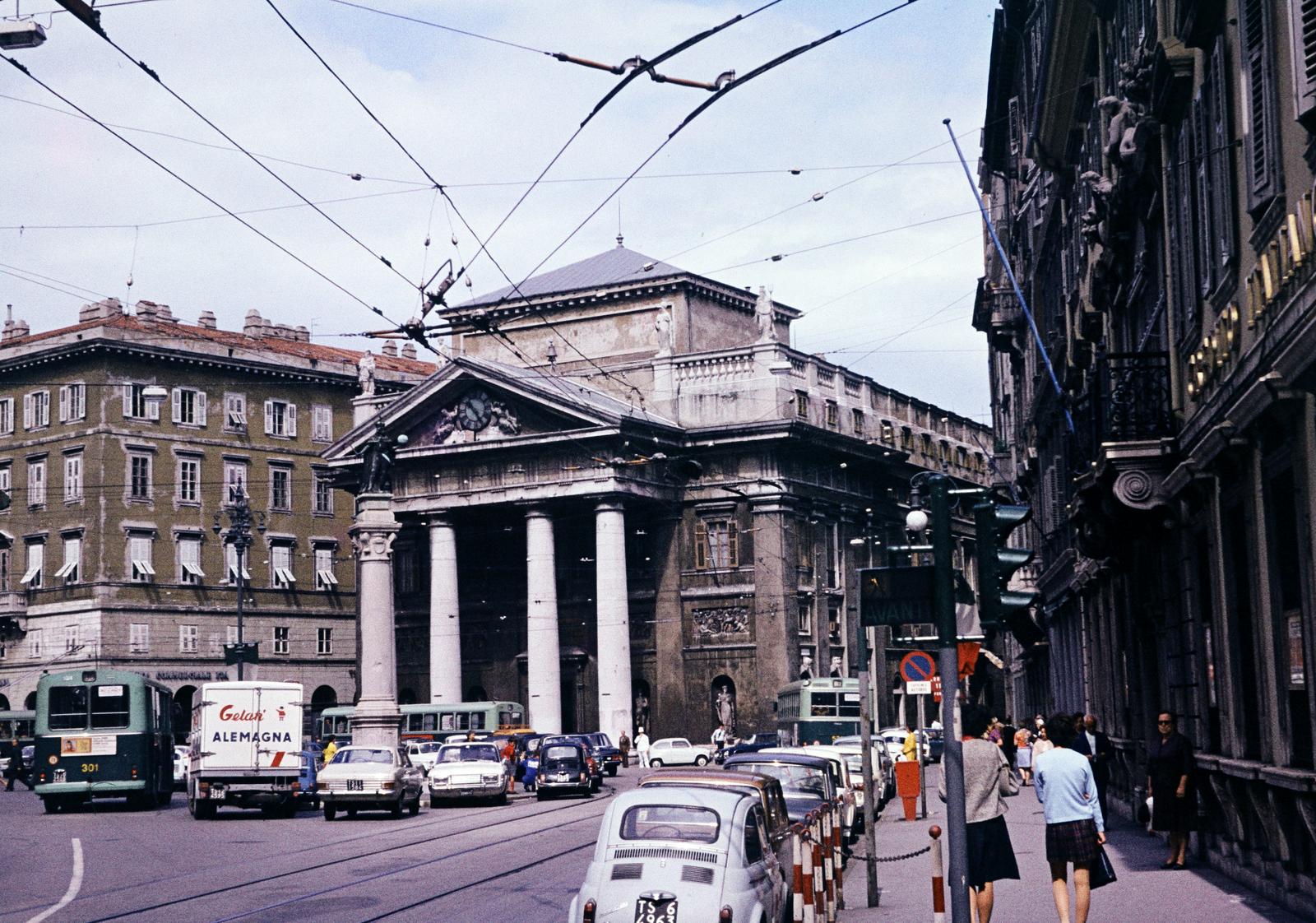 Olaszország, Trieszt, Piazza della Borsa, középen a Tözsdepalota (Palazzo della Borsa)., 1973, Benedek Tamás, Fortepan #293856