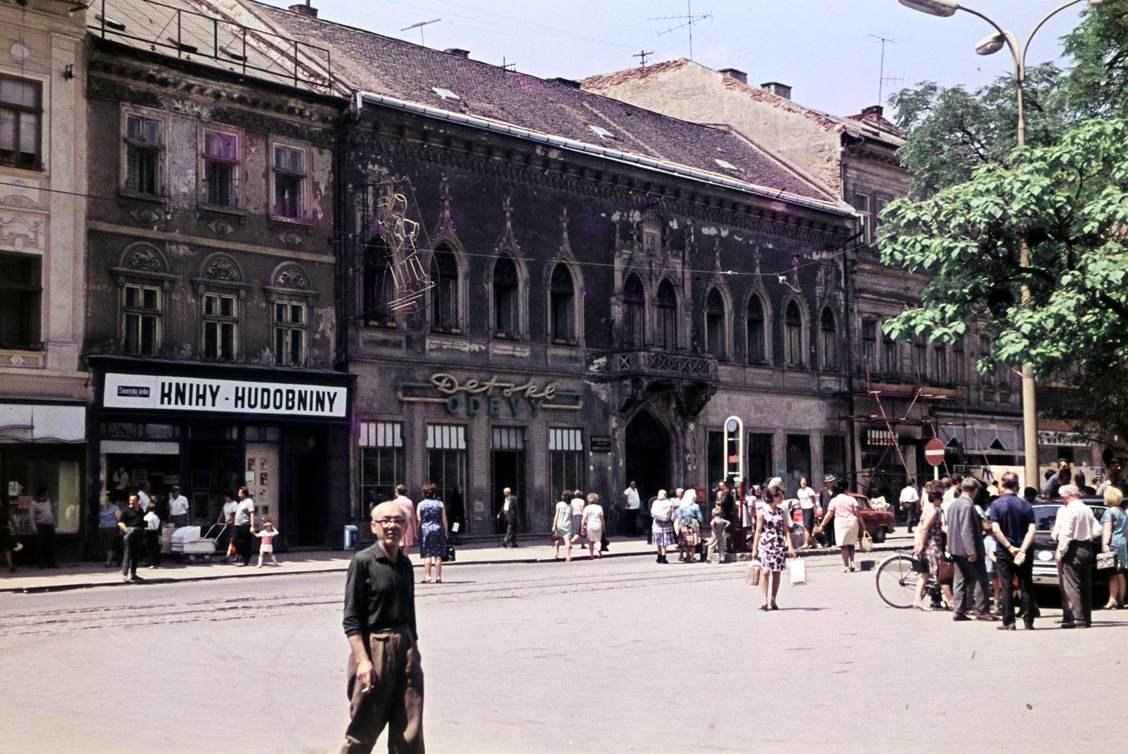 Szlovákia, Kassa, Fő tér (Hlavné námestie), szemben középen a Fő utca (ulica Hlavná) 40., a "Vitéz-udvar"., 1973, Benedek Tamás, Fortepan #293859