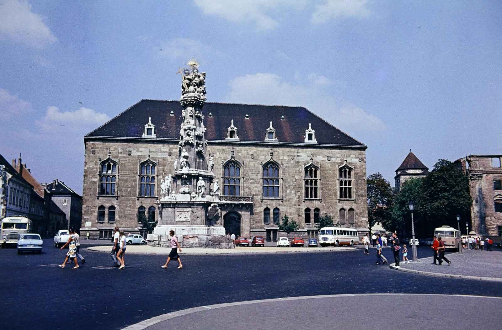 Magyarország, budai Vár, Budapest I., Szentháromság tér, Szentháromság-szobor, háttérben a BME Schönherz Zoltán Kollégiuma (az egykori Pénzügyminisztérium épülete). Balra az Országház utca torkolata., 1972, Benedek Tamás, Budapest, szentháromság szobor, Fortepan #293860
