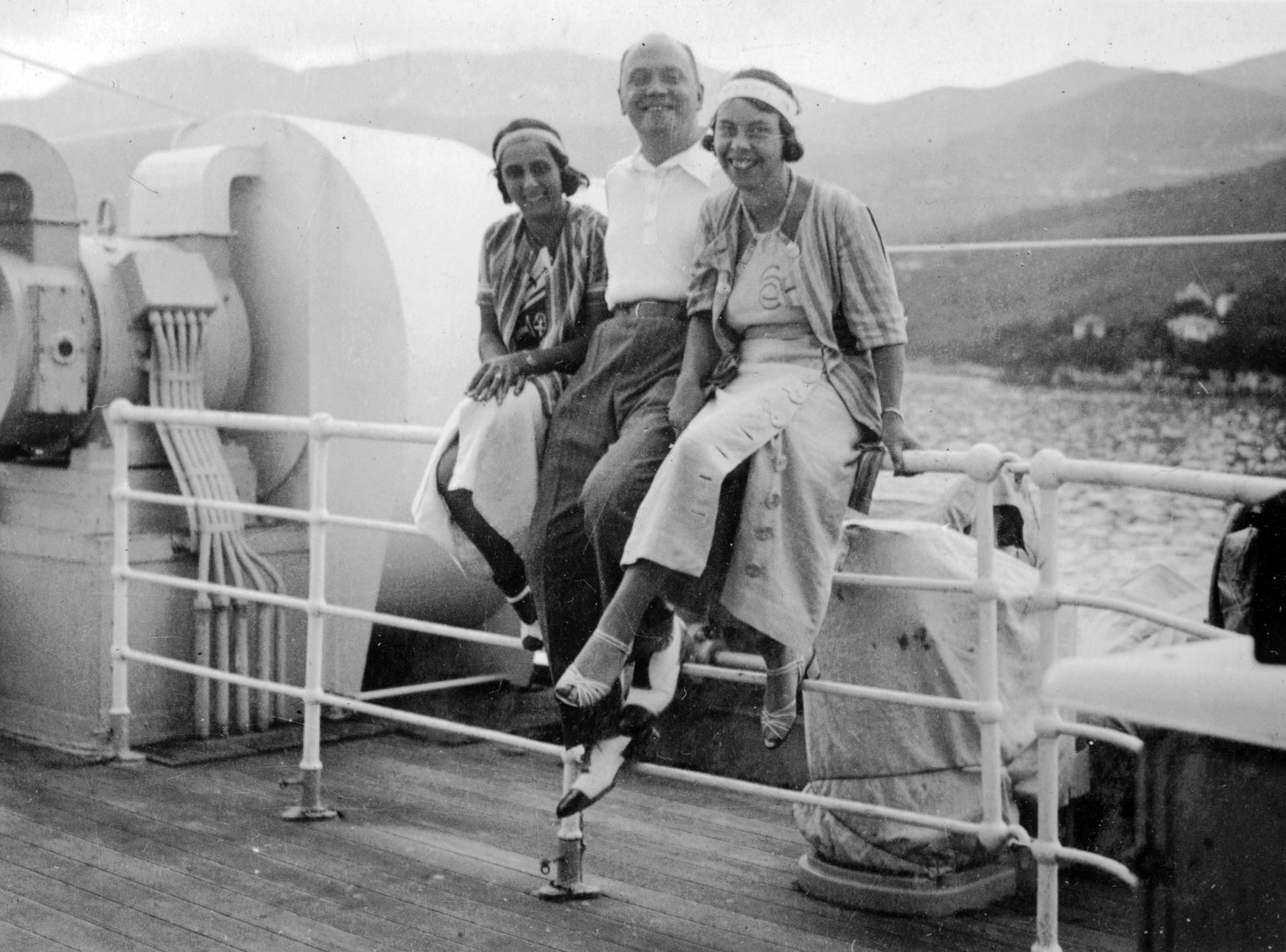 1935, Szávoszt-Vass Dániel, ship, three people, sitting on a handrail, Fortepan #29387