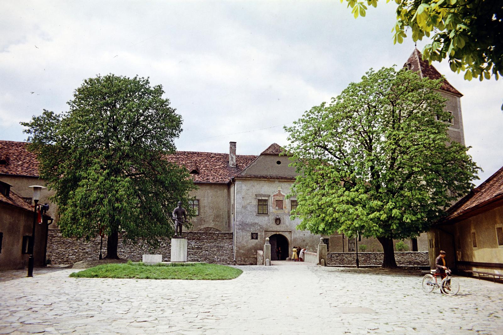 Hungary, Kőszeg, a Jurisics-vár előudvara, balra Jurisics Miklós szobra (Mikus Sándor, 1963)., 1974, Benedek Tamás, Fortepan #293870