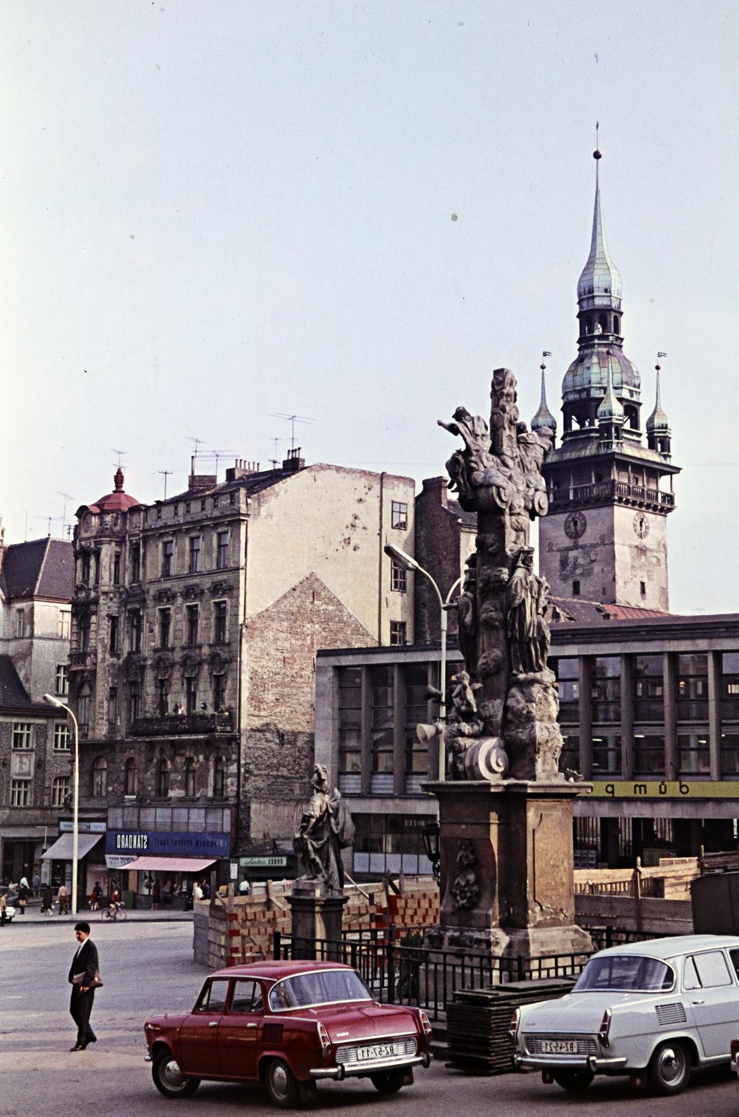 Czech Republik, Brno, Piactér (Zelný trh), előtérben a Szentháromság-szobor, háttérben a régi városháza tornya., 1970, Benedek Tamás, colorful, Czechoslovakia, Fortepan #293872
