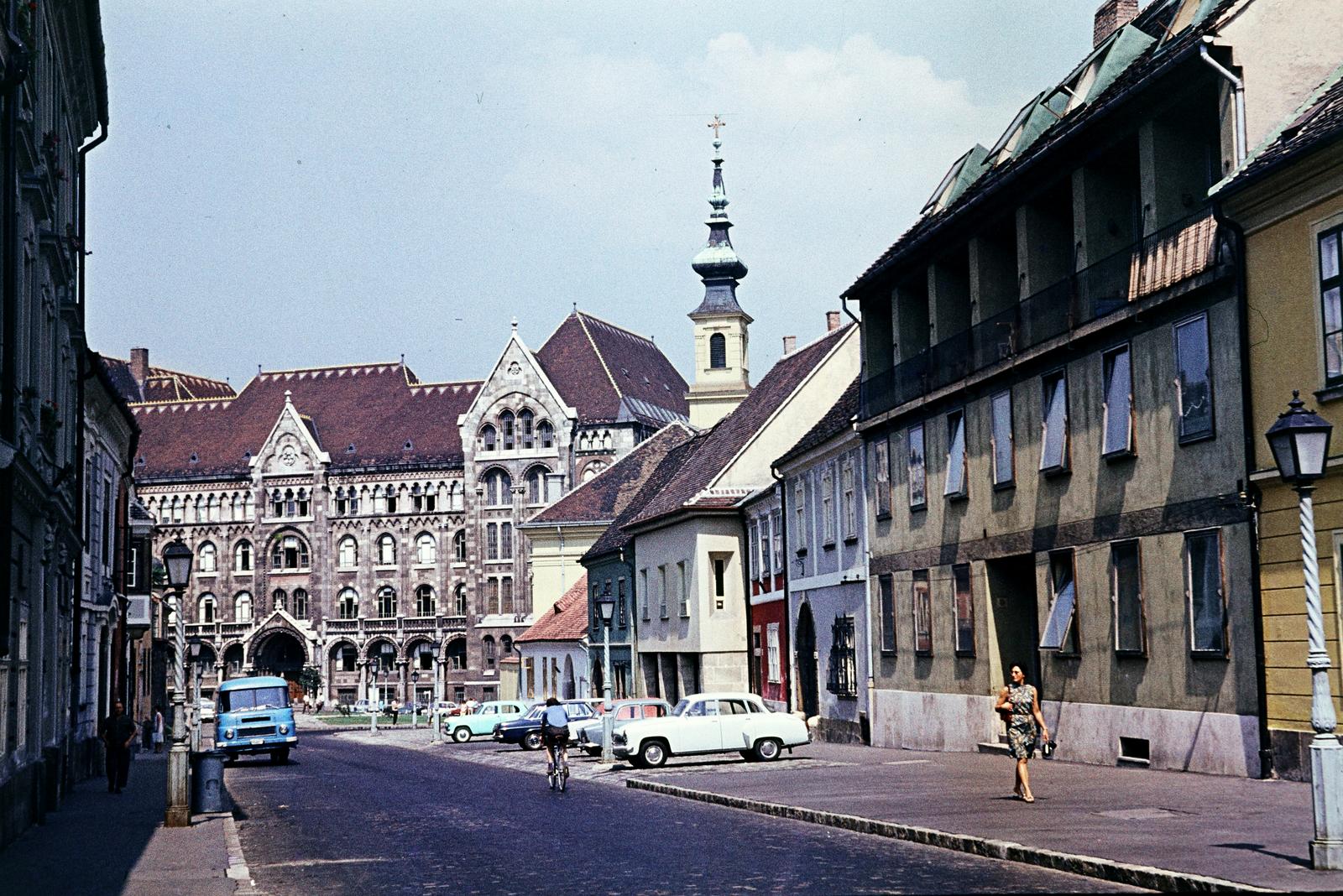 Magyarország, budai Vár, Budapest I., Fortuna utca, szemben a Bécsi kapu téren a Magyar Országos Levéltár épülete. Jobbra a tetők felett a Budavári Evangélikus templom tornya látszik., 1972, Benedek Tamás, Budapest, Fortepan #293873