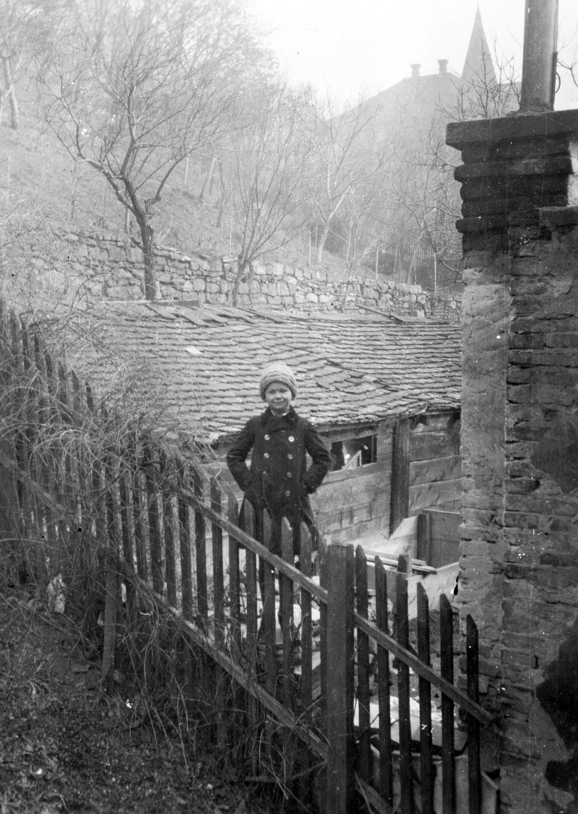 1929, Szávoszt-Vass Dániel, portrait, village, yard, chimney, fence, wooden cottage, kid, Fortepan #29390