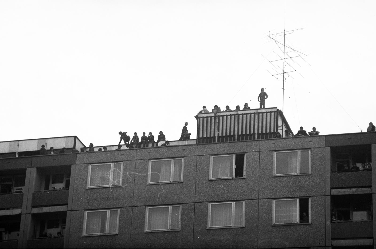 Hungary, Újpalota, Budapest XV., az Újpalotai Napok alkalmával, 1978. május 19-én, a Kontyfa utcai óvoda épületének tetején tartott Neoton Família koncert nézői., 1978, Budaházi László, Budapest, Fortepan #293903