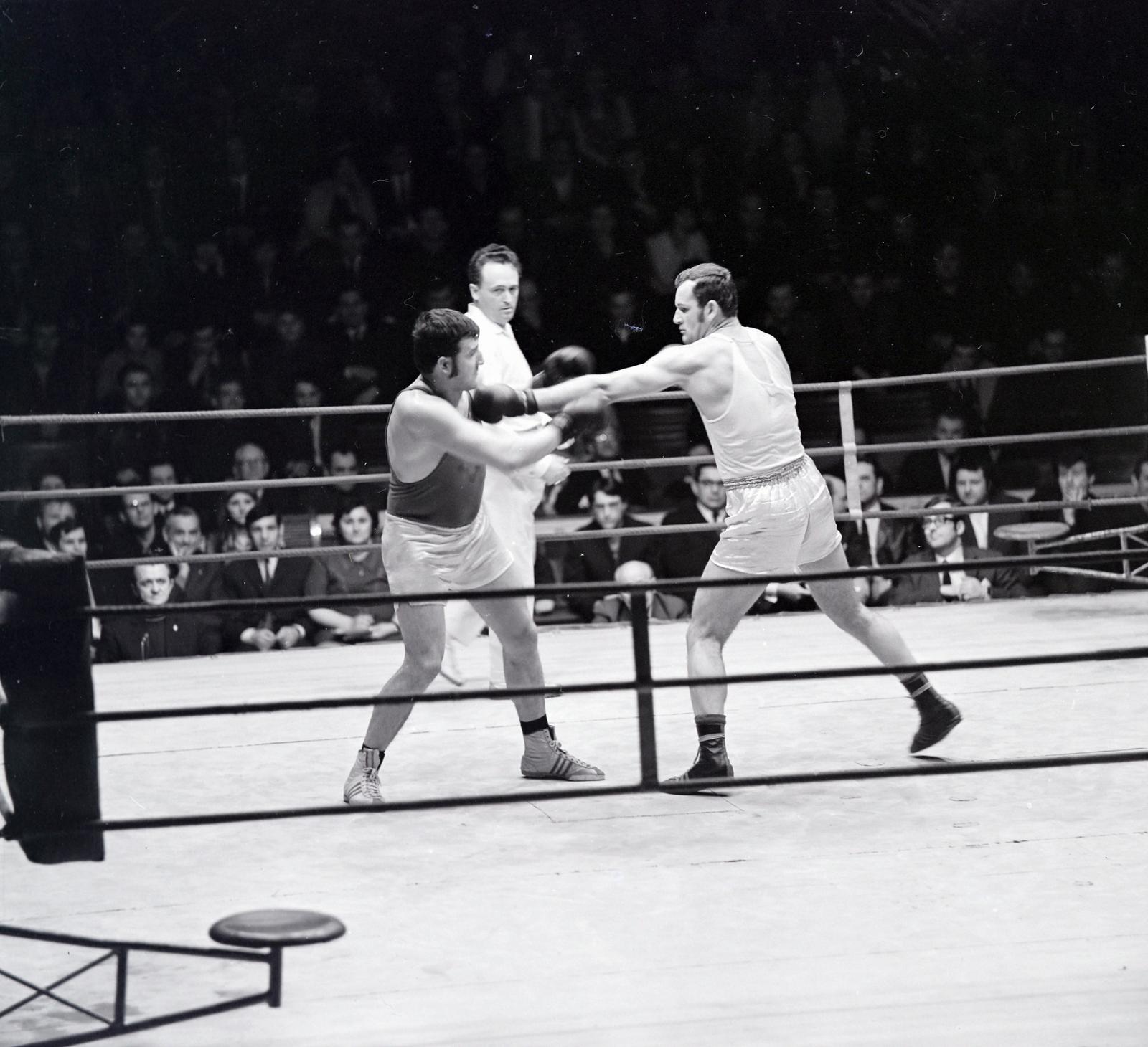 Magyarország, a ringben balra Edőcs István, jobbra Juhász Lajos. A vezetőbíró Sárközi Lajos., 1971, Budaházi László, Fortepan #293914