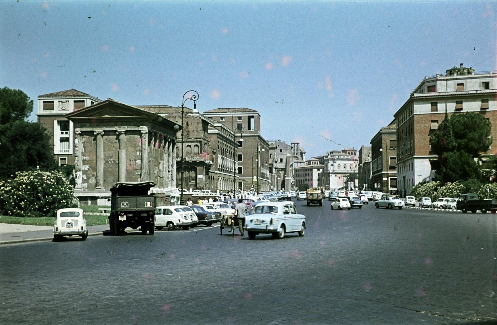 Italy, Rome, Piazza della Bocca della Verità, balra Portunus temploma / Tempio di Portuno., 1961, Varga Béla dr., Fortepan #293934
