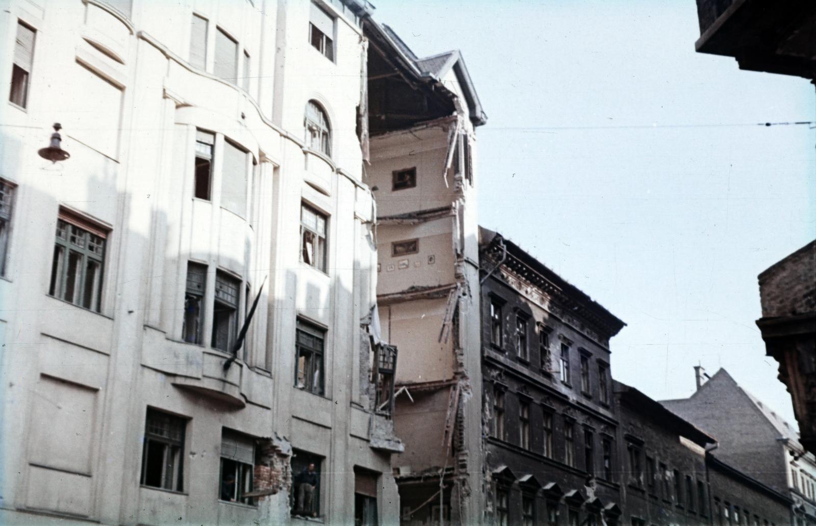 Hungary, Budapest VIII., a romos Baross utca 46. számú ház a Mária utca felől nézve., 1956, Varga Béla dr., Budapest, damaged building, colorful, Fortepan #293939