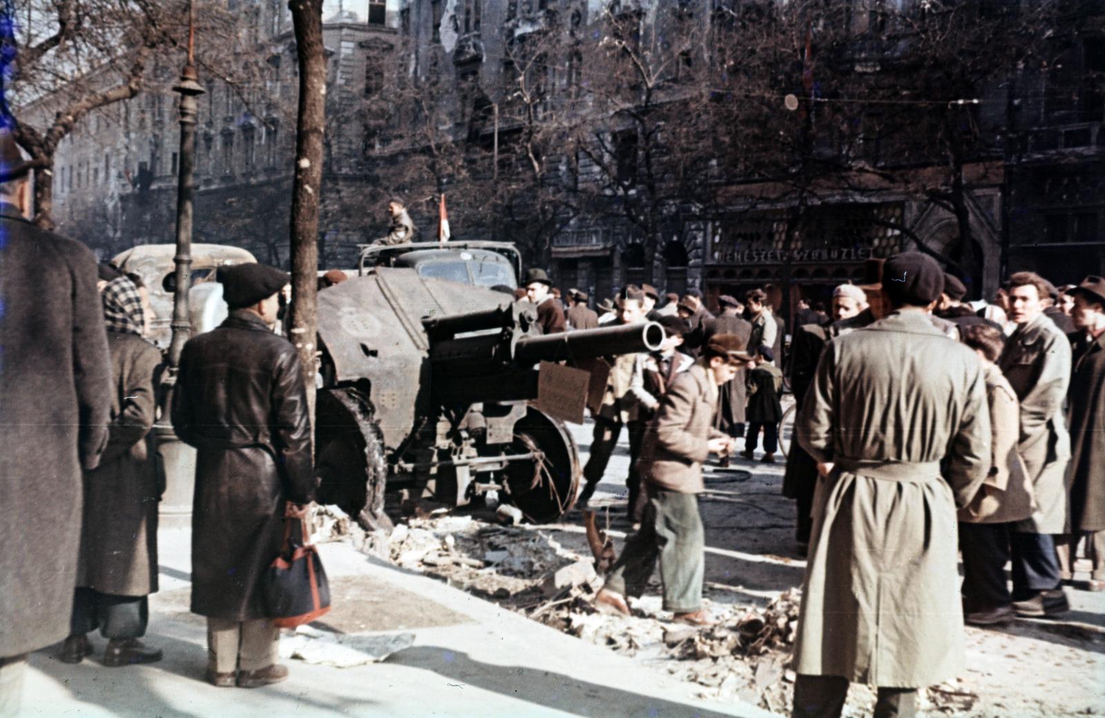 Magyarország, Budapest IX., Ferenc körút, 38M. 122 mm-es szovjet tarack a 32-es számú ház előtt., 1956, Varga Béla dr., ágyú, színes, Budapest, Fortepan #293941