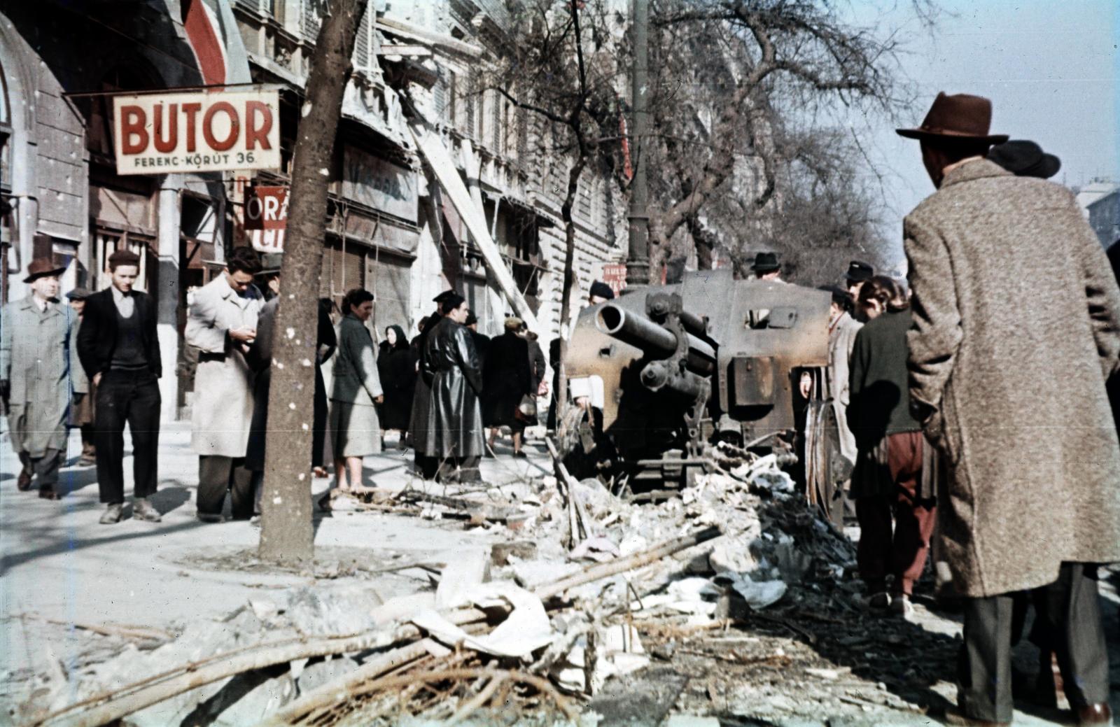 Magyarország, Budapest IX., Ferenc körút, 38M. 122 mm-es szovjet tarack a 36-os számú ház előtt., 1956, Varga Béla dr., Best of, színes, járókelő, löveg, harckocsi, Budapest, Fortepan #293942
