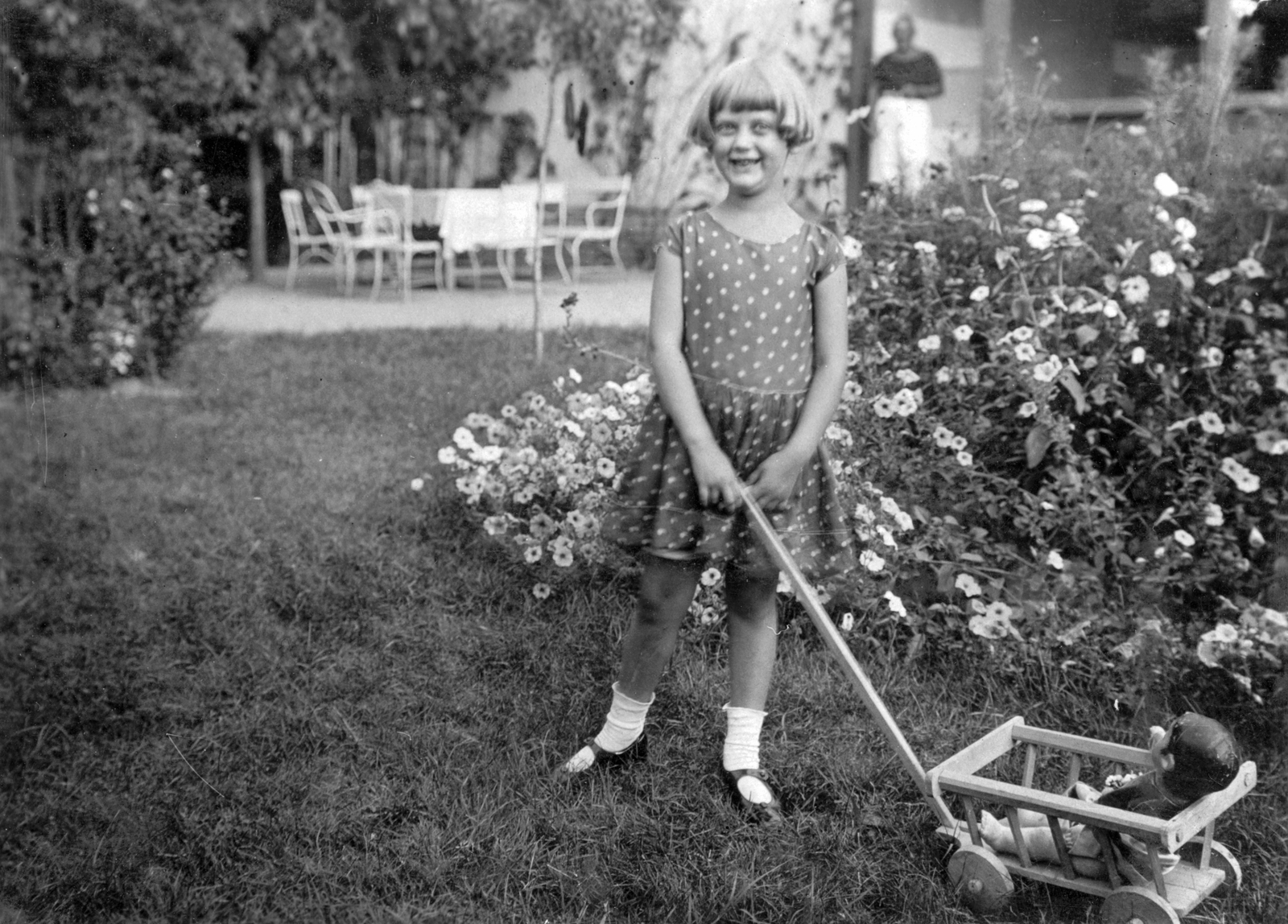 Hungary, Göd, Alsógöd (ekkor önálló, ma a város része), Petőfi Sándor utca 45., Délibáb villa., 1929, Szávoszt-Vass Dániel, portrait, toy doll, garden, smile, girl, flower, summer, garden furniture, Fortepan #29395