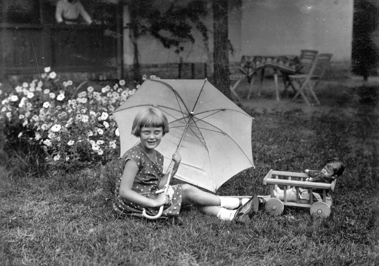 Hungary, Göd, Alsógöd (ekkor önálló, ma a város része), Petőfi Sándor utca 45., Délibáb villa., 1929, Szávoszt-Vass Dániel, portrait, toy doll, garden, sunshades, girl, flower, summer, garden furniture, stretched legs, Fortepan #29396