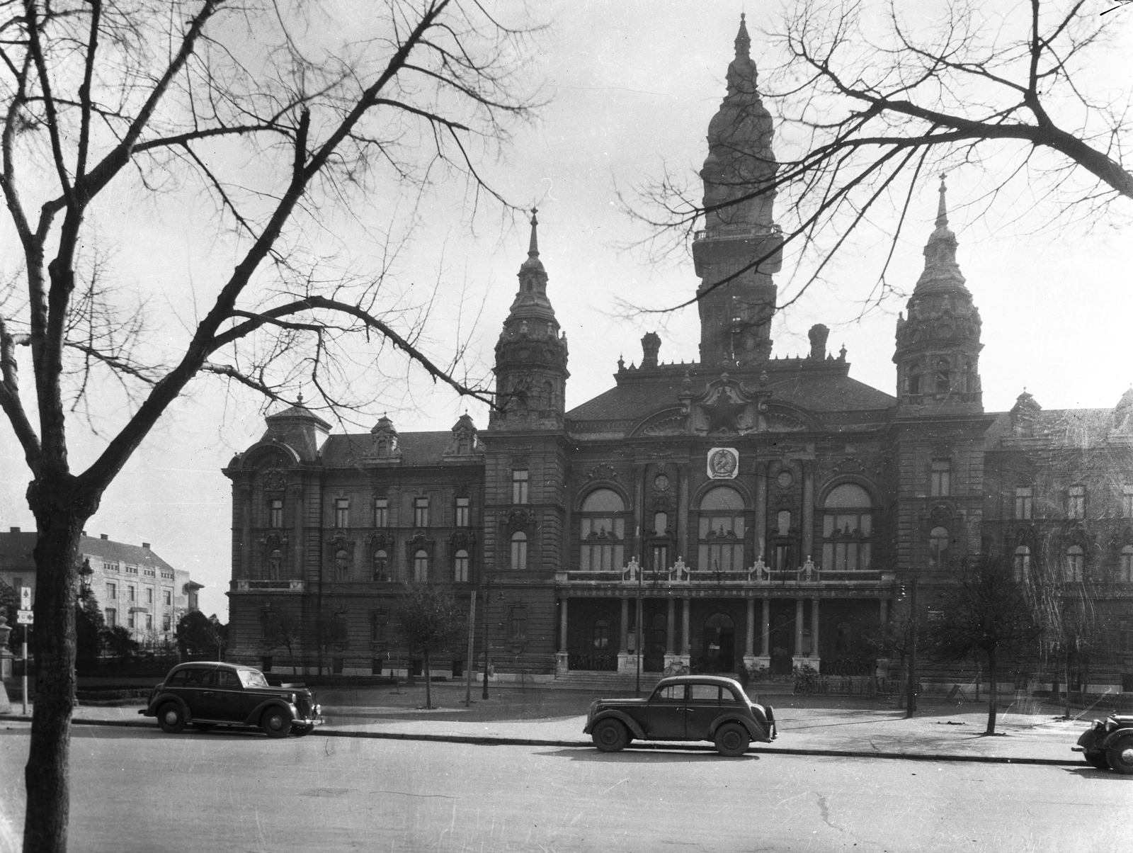 Hungary, Győr, Városháza., 1950, UVATERV, public building, automobile, Rákosi crest, Neo-Baroque-style, Jenő Hübner-design, Fortepan #2940
