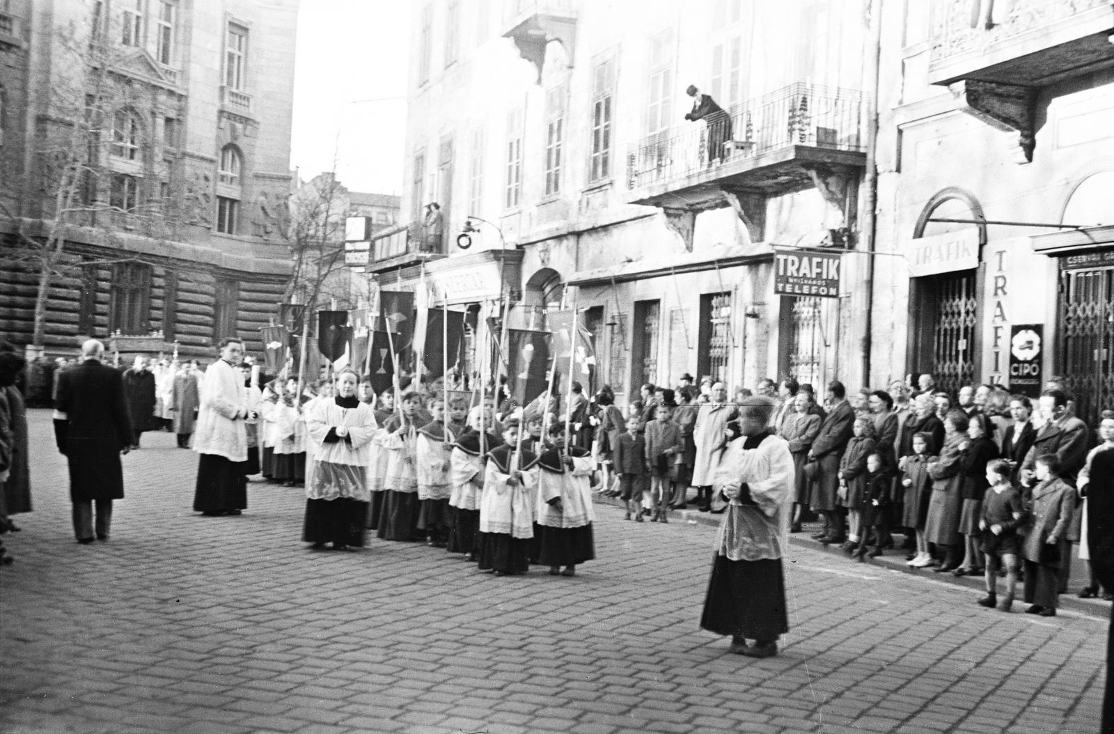 Hungary, Budapest V., Hercegprímás (Alpári Gyula) utca, a felvétel a 21-es számú ház előtt készült a körmenet résztvevőiről. Háttérben balra a Magyar Nemzeti Bank épülete., 1955, Hámori Gyula, Budapest, Fortepan #294008