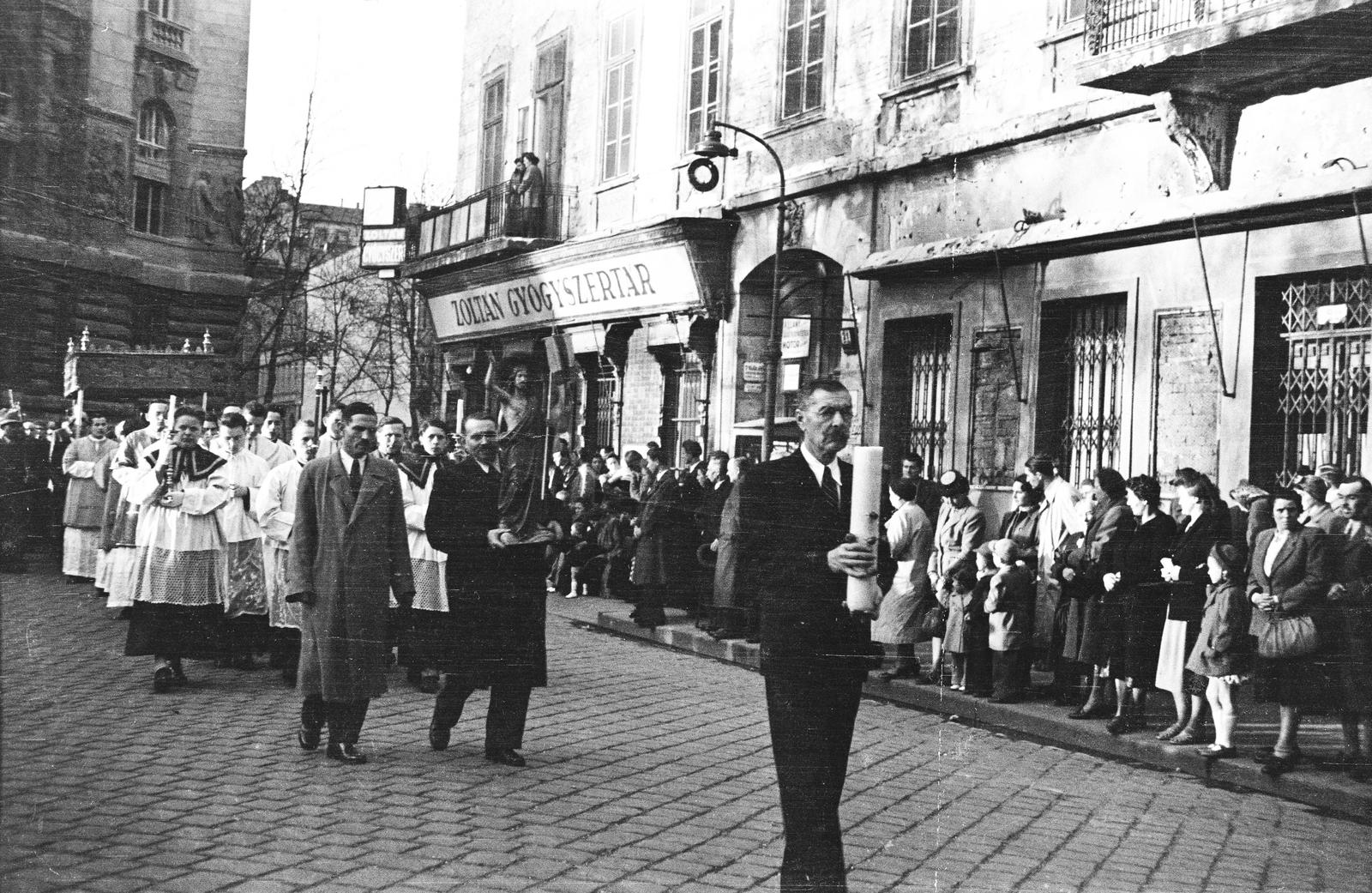 Magyarország, Budapest V., Hercegprímás (Alpári Gyula) utca, a felvétel a 21-es számú ház előtt készült a körmenet résztvevőiről. Háttérben balra a Magyar Nemzeti Bank épülete., 1955, Hámori Gyula, Budapest, Fortepan #294009