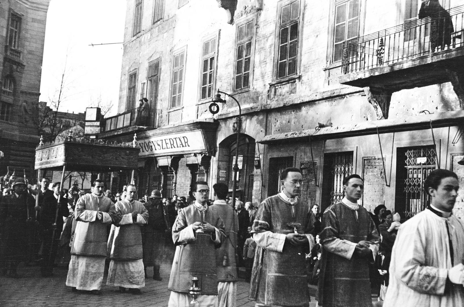 Magyarország, Budapest V., Hercegprímás (Alpári Gyula) utca, a felvétel a 21-es számú ház előtt készült a körmenet résztvevőiről. Háttérben balra a Magyar Nemzeti Bank épülete., 1955, Hámori Gyula, Budapest, Fortepan #294010